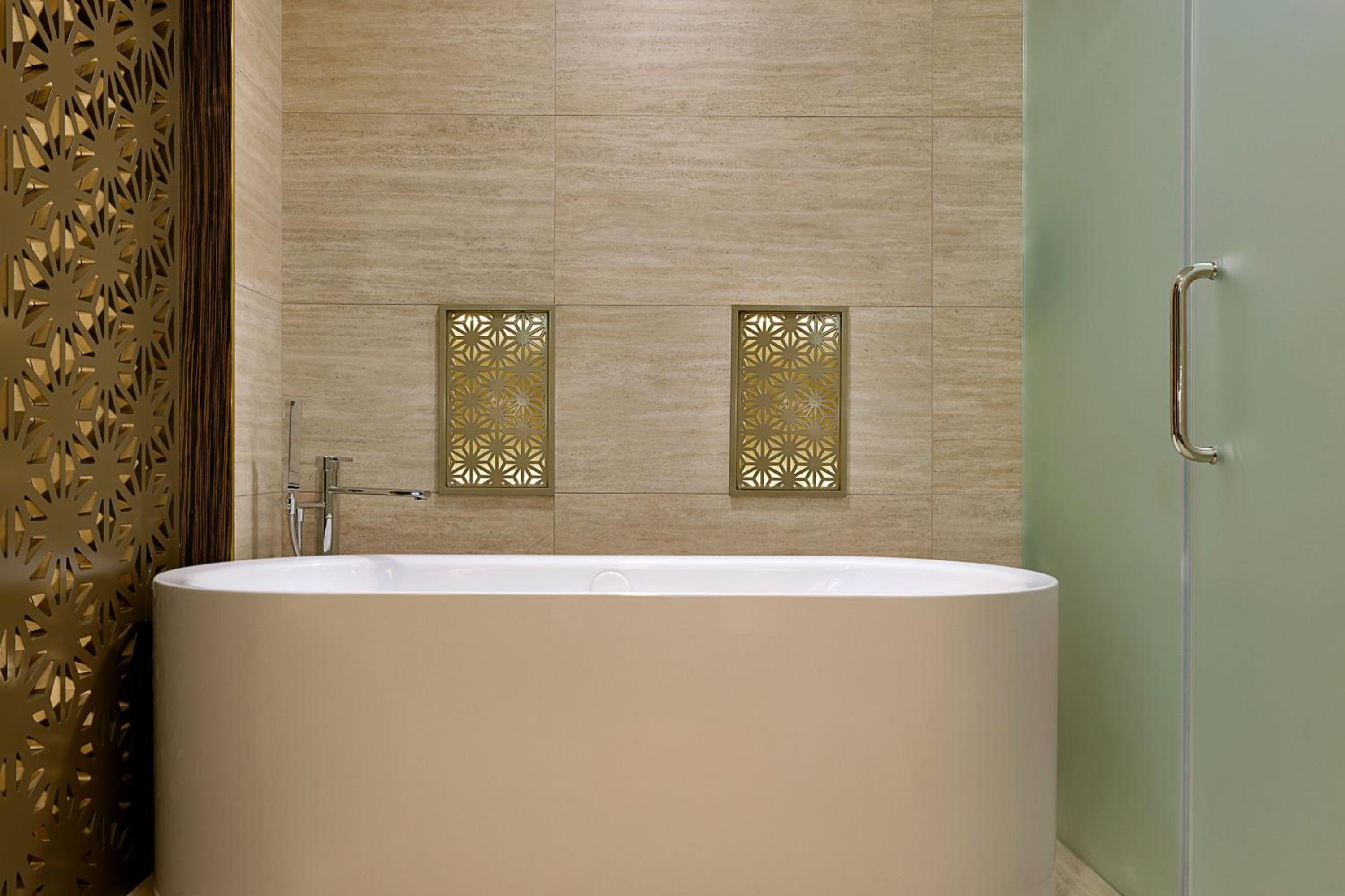 Executive King Suite with lounge access, Courtyard view photo 3