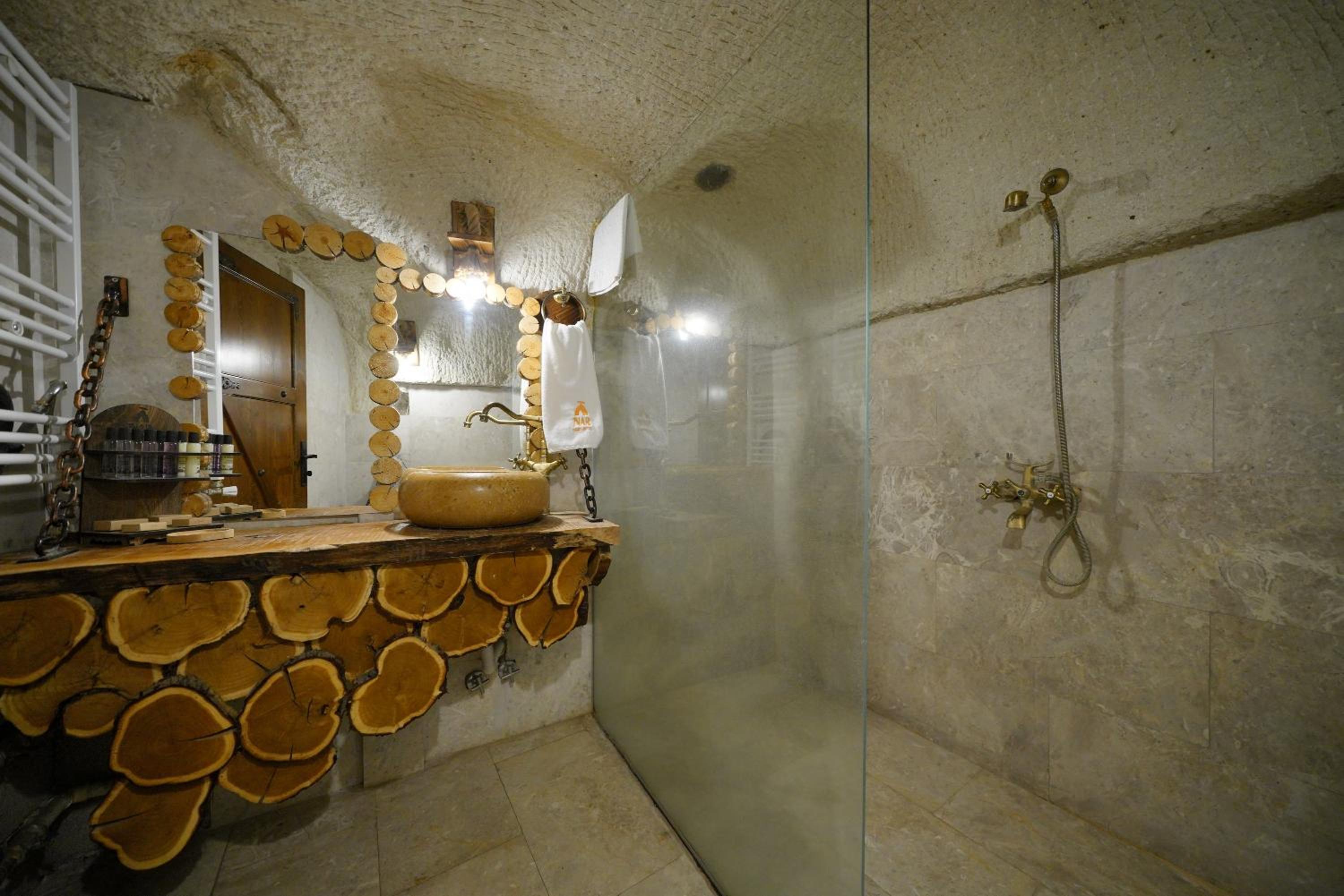 King Suite with Spa Bath - Photo 2