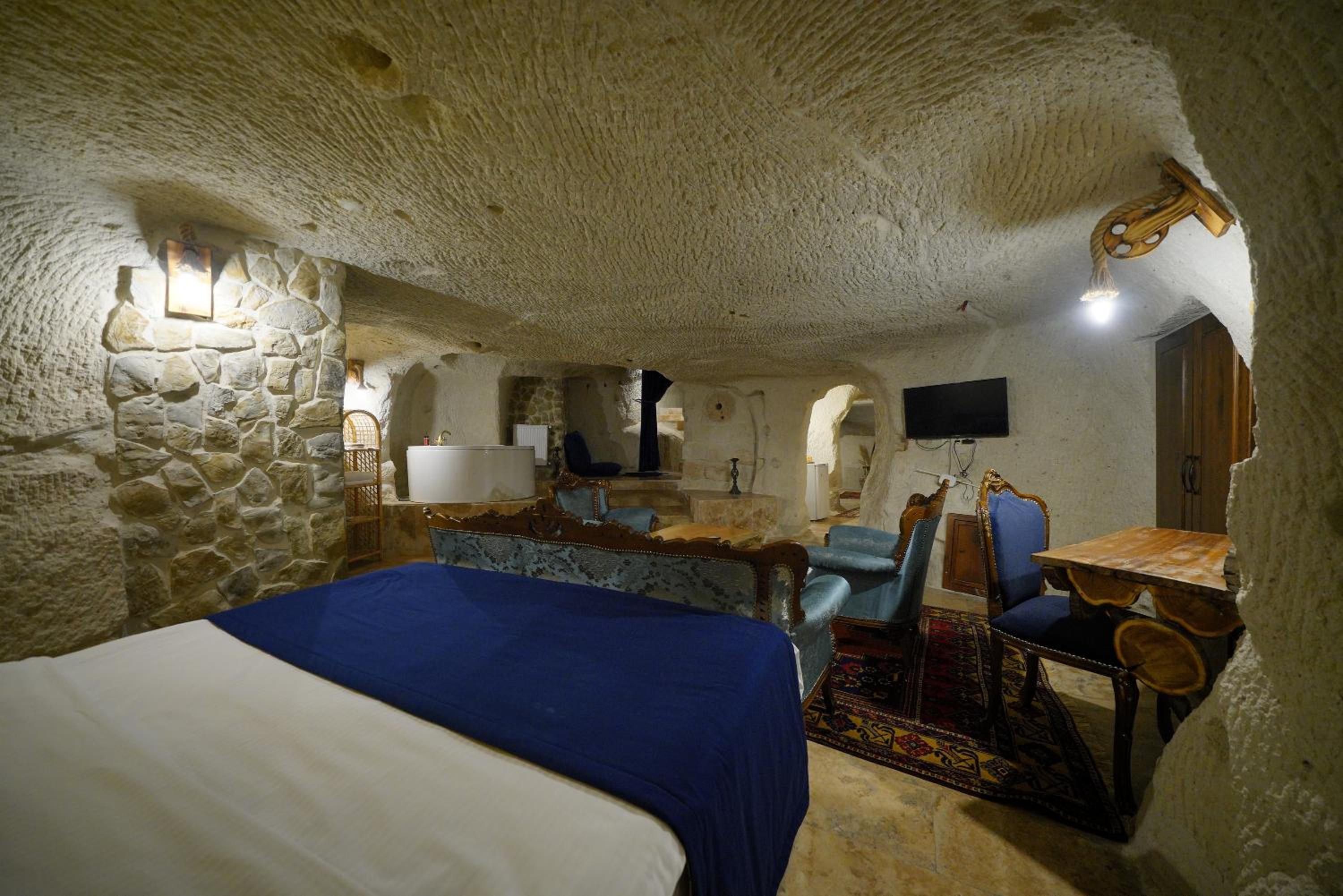 King Suite with Spa Bath - Photo 11