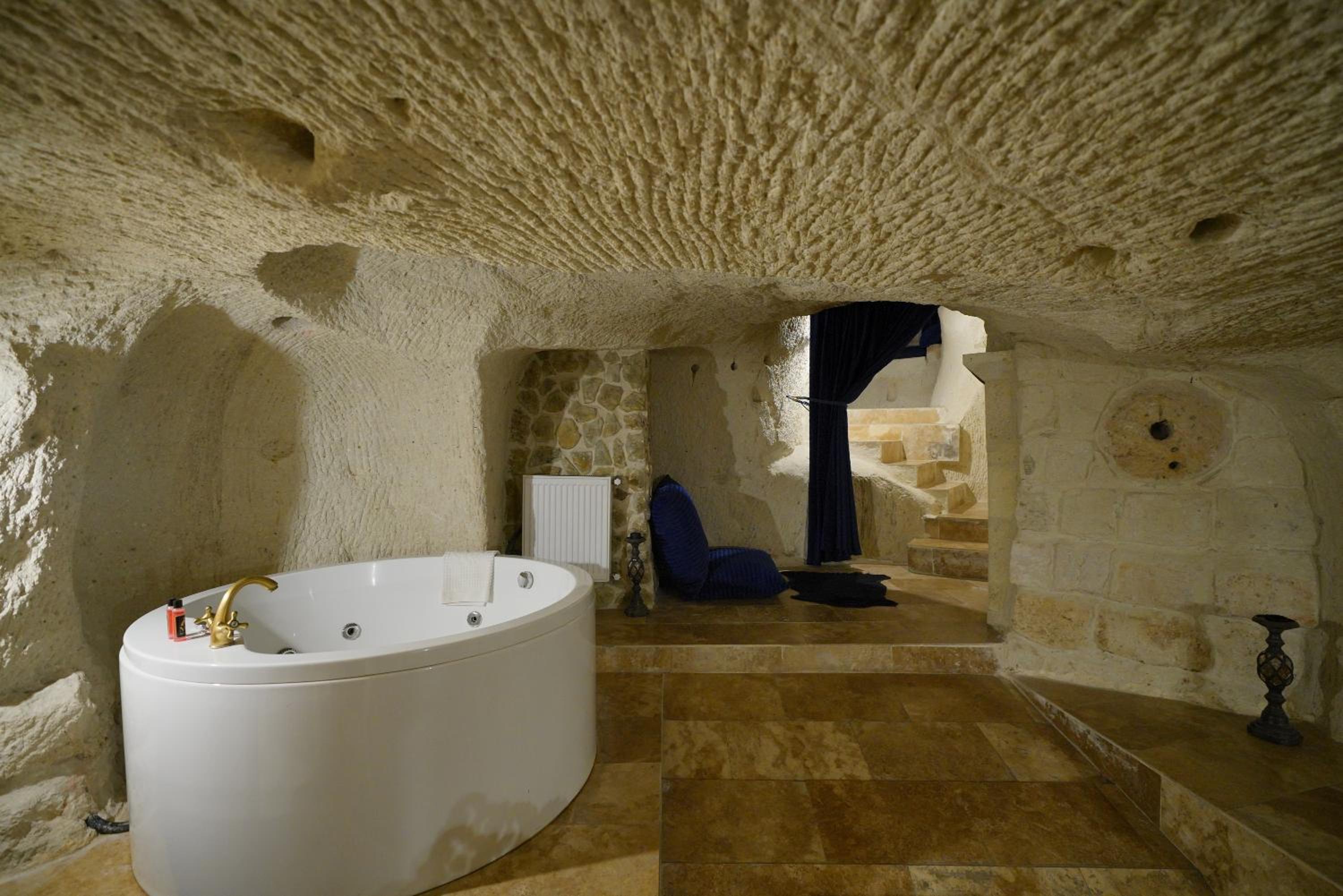 King Suite with Spa Bath - Photo 6