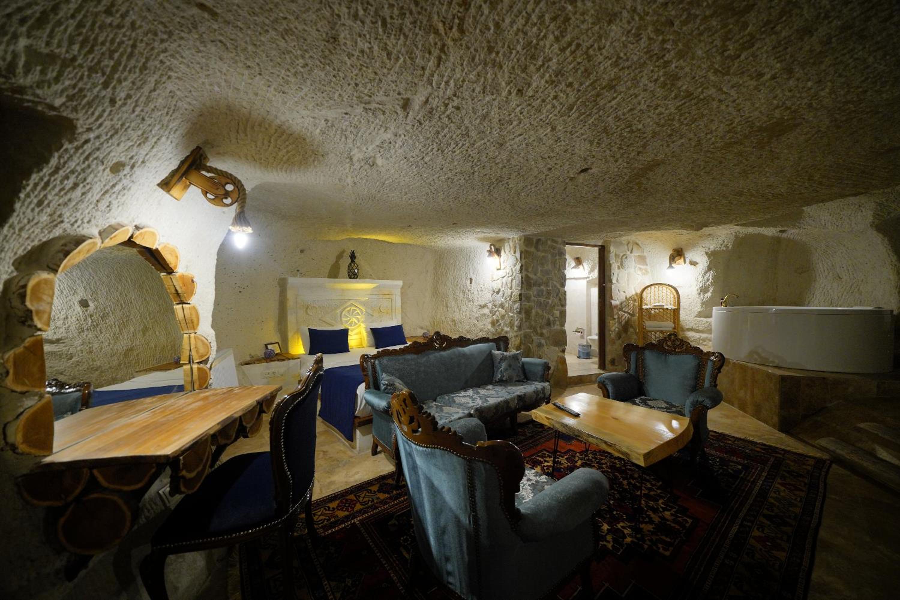 King Suite with Spa Bath - Photo 9