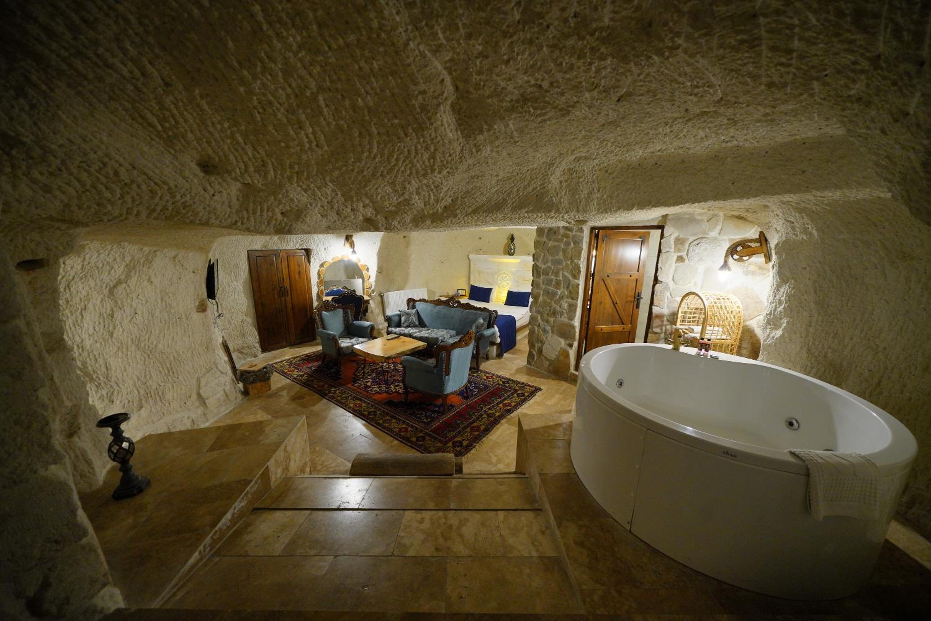 King Suite with Spa Bath - Photo 8