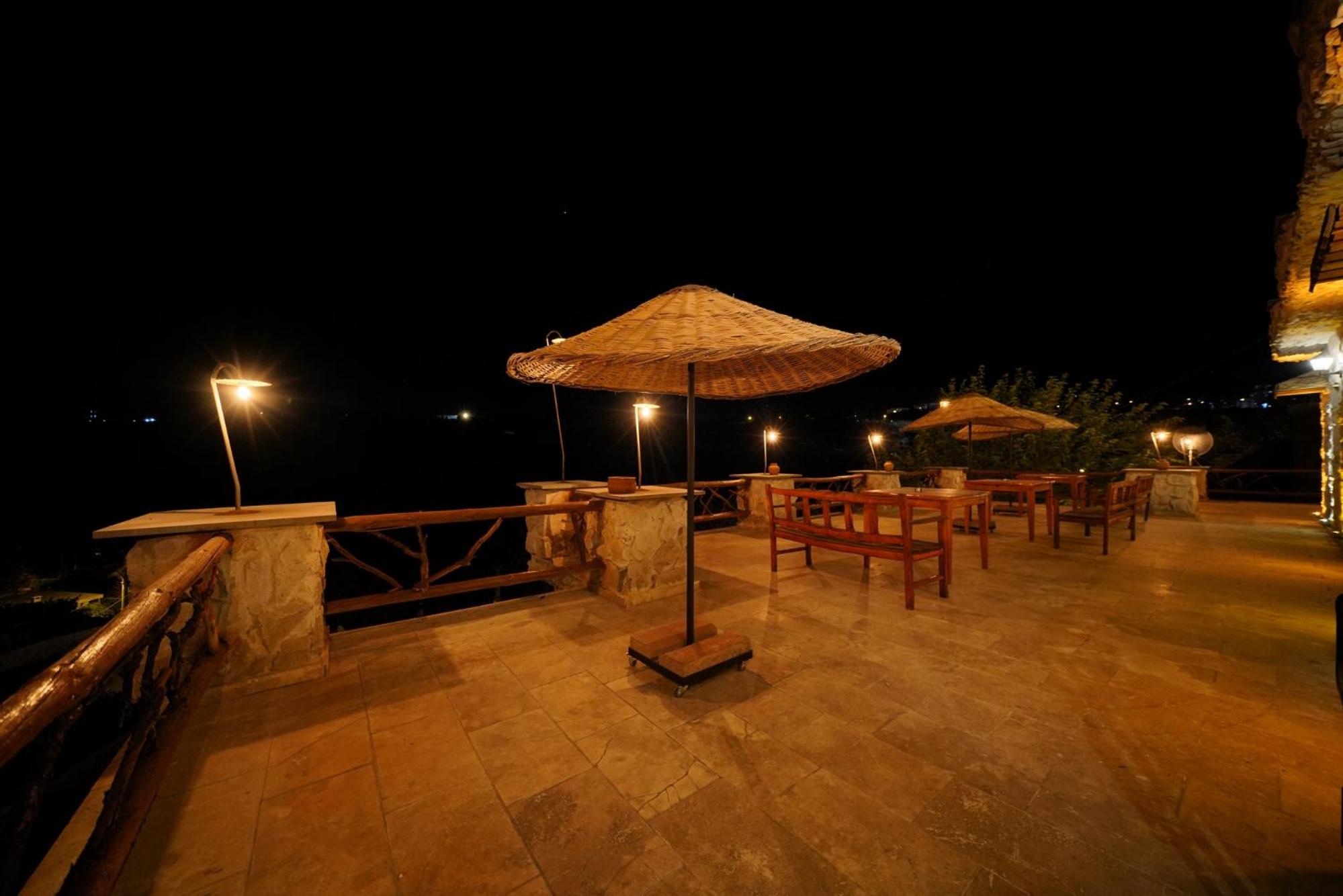 Double or Twin Room with Terrace - Photo 7