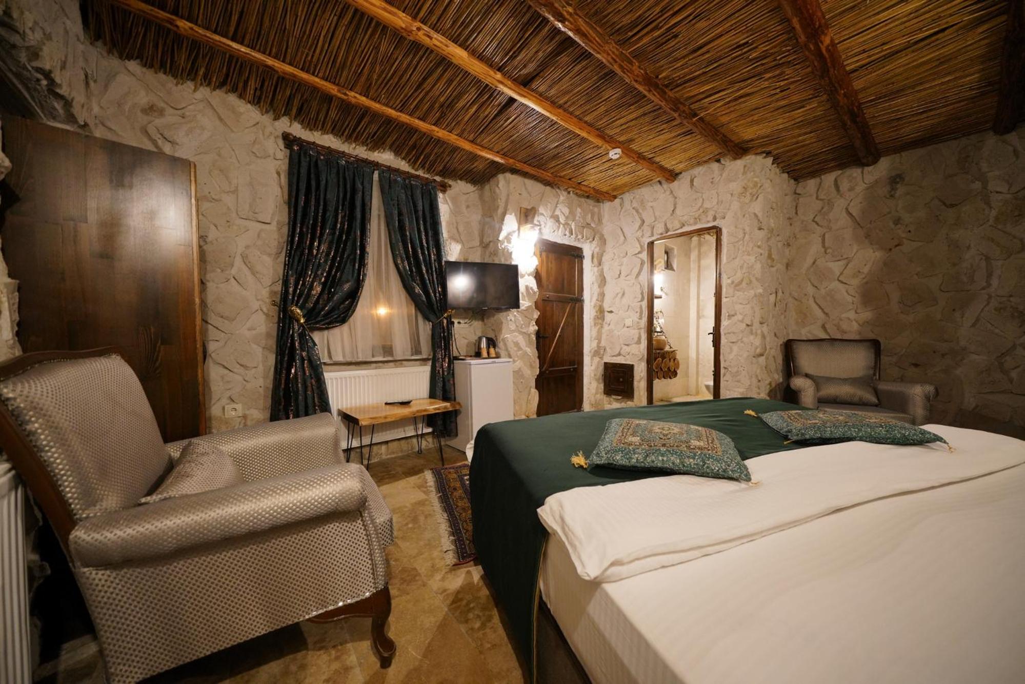 Double or Twin Room with Terrace - Photo 2