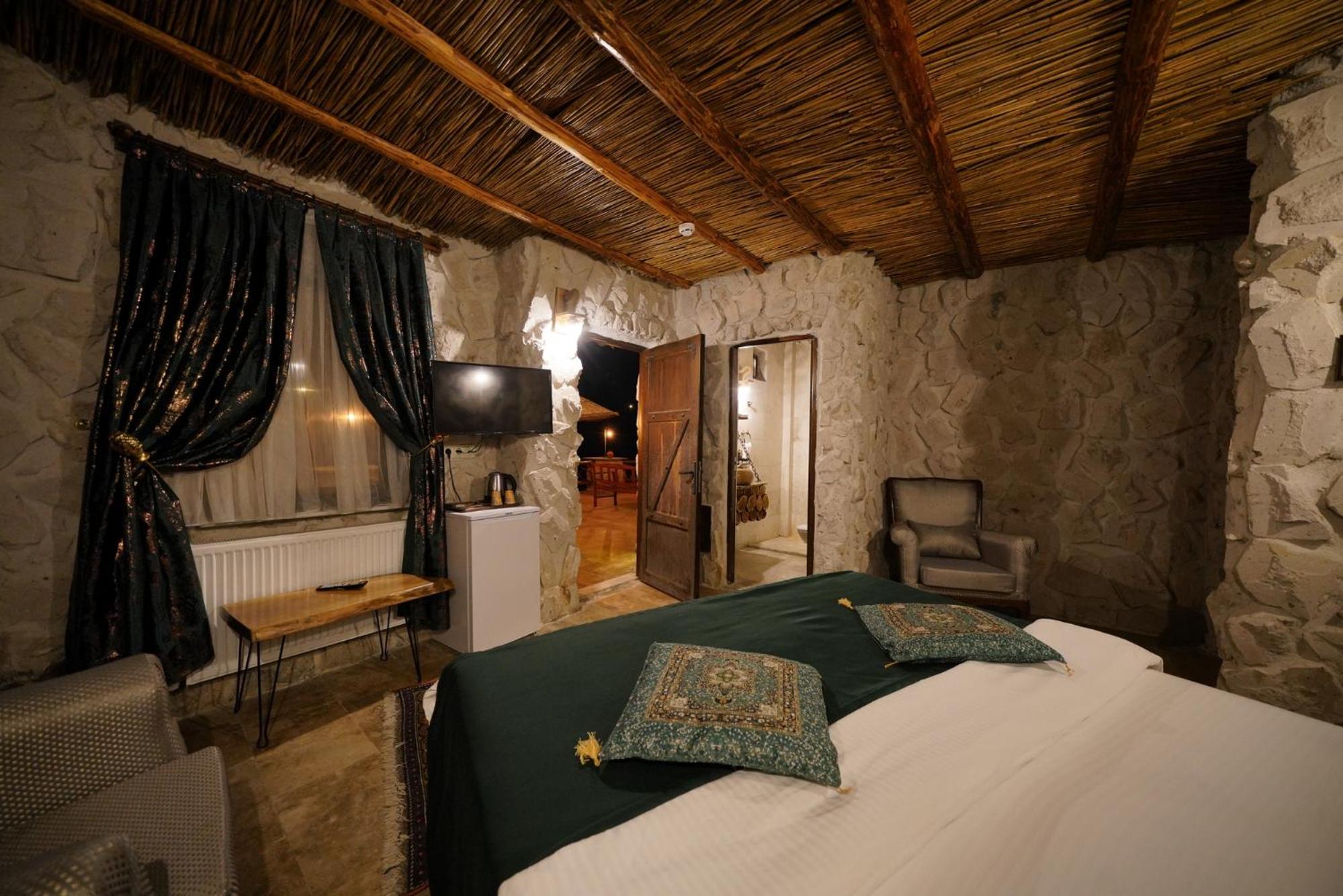Double or Twin Room with Terrace - Photo 6