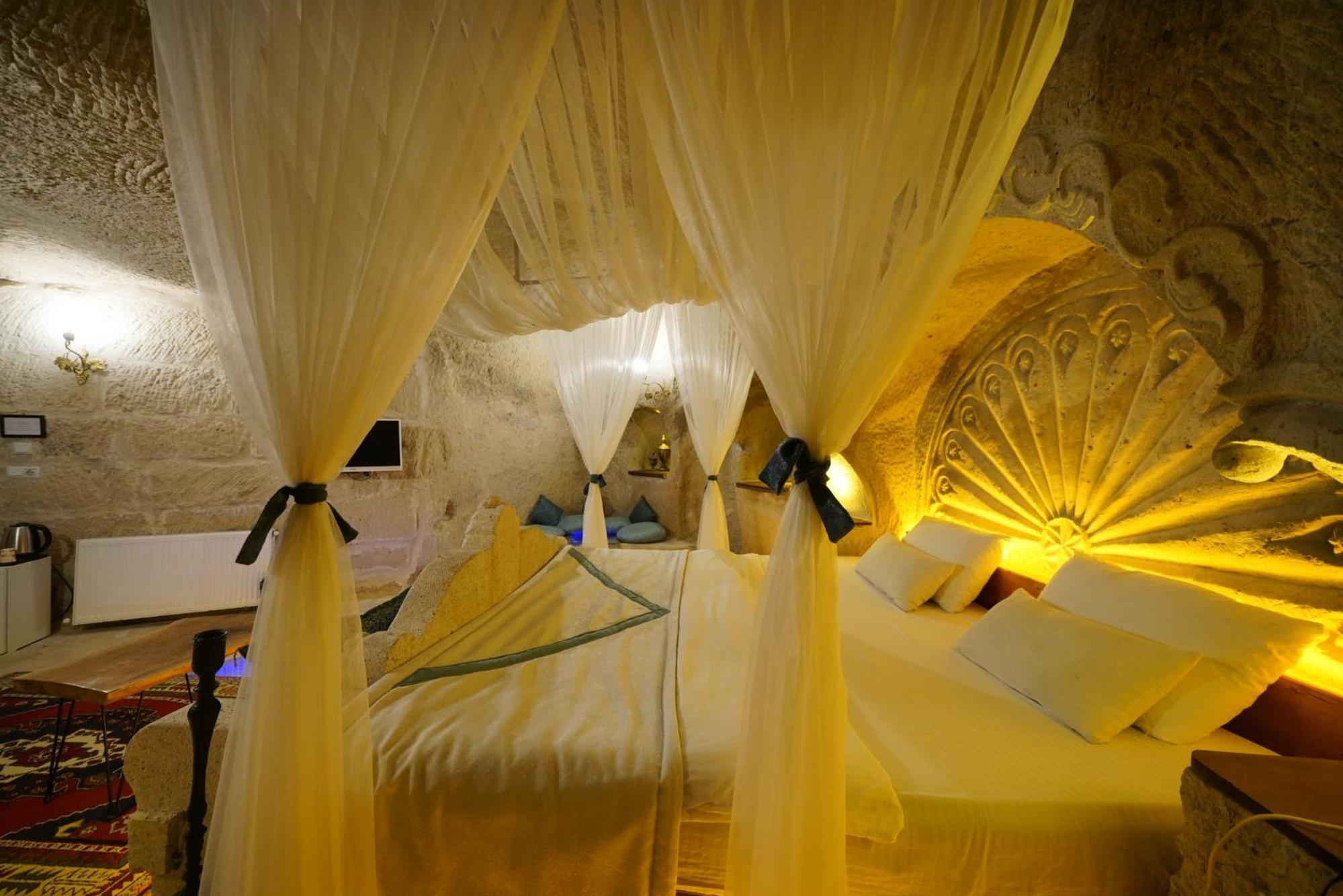 Suite with Private Pool - Photo 16