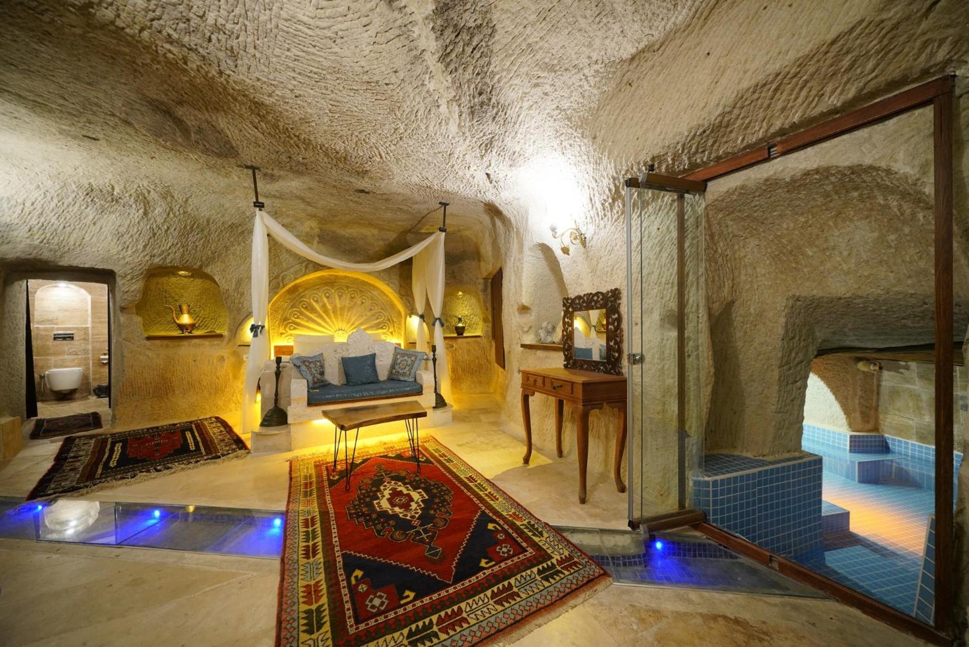 Suite with Private Pool - Photo 15