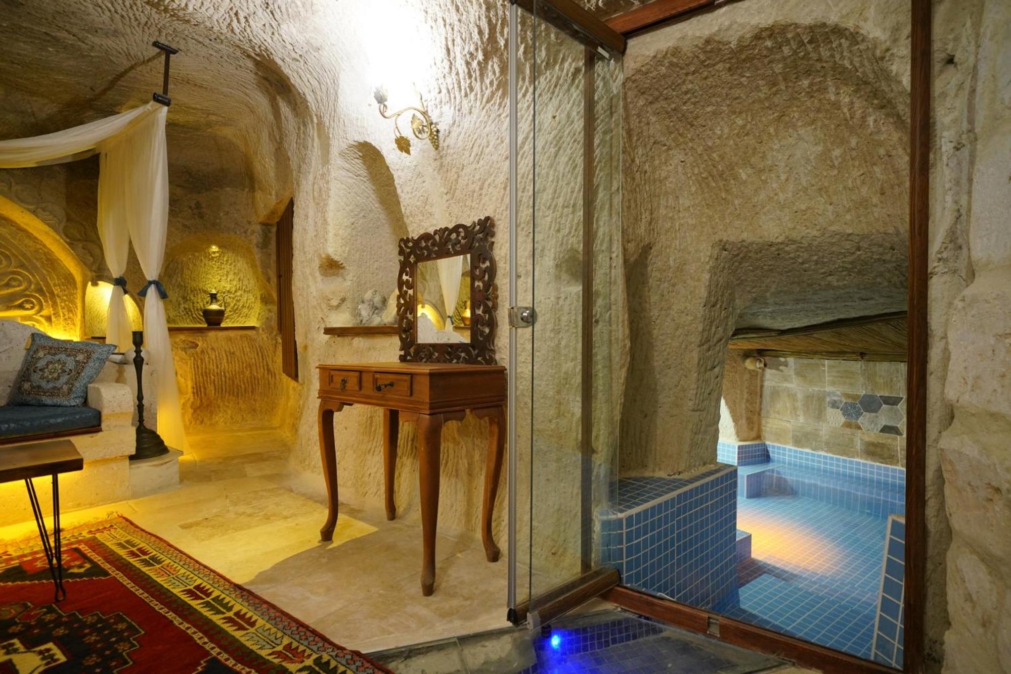 Suite with Private Pool - Photo 11
