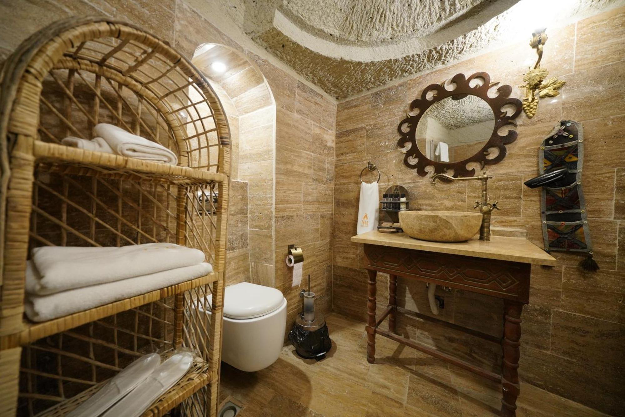 Suite with Private Pool - Photo 14