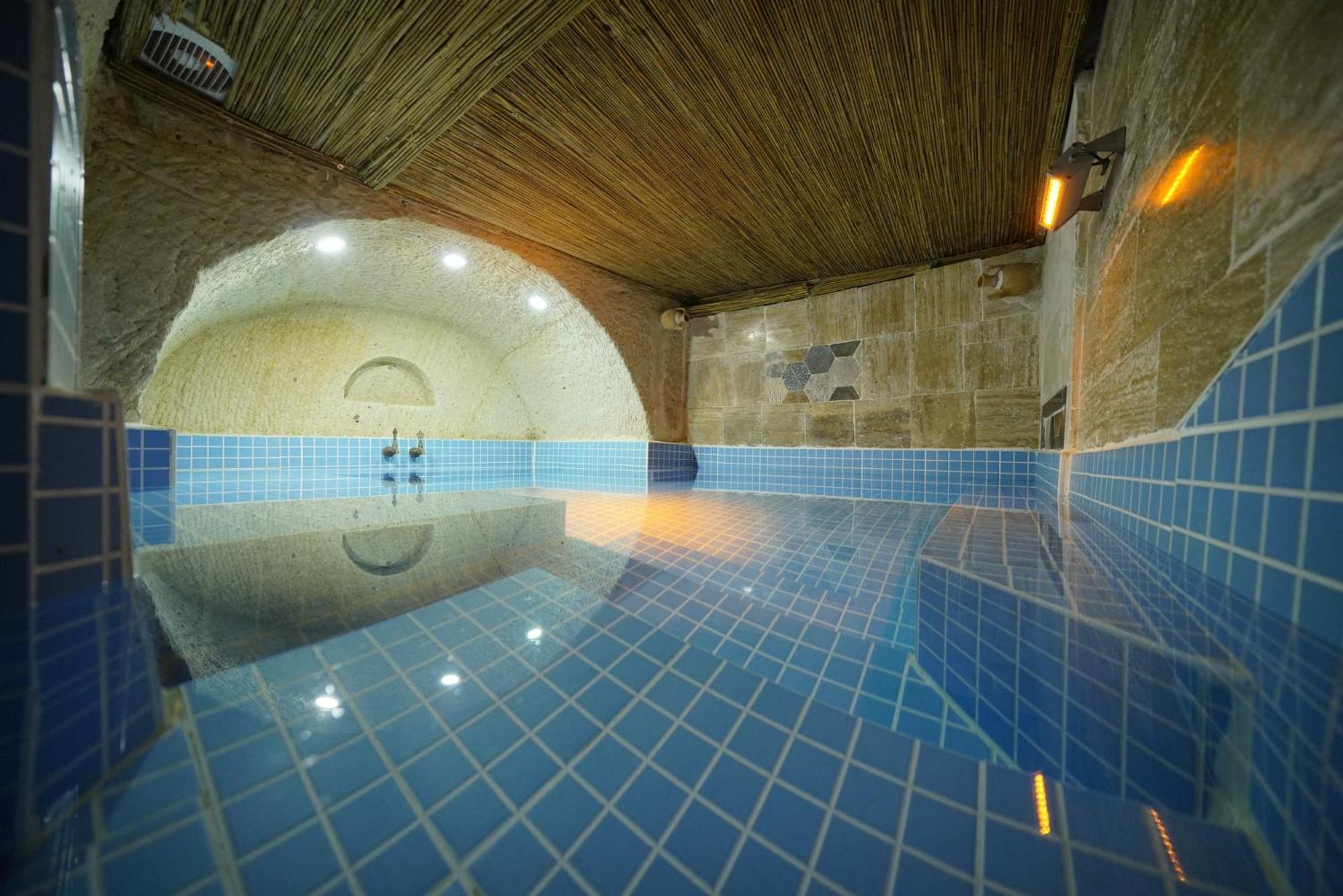 Suite with Private Pool - Photo 13