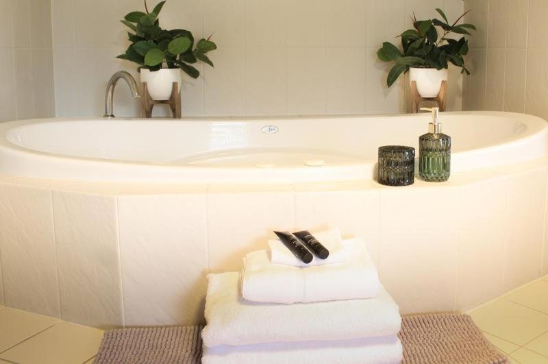 King Suite with Spa Bath photo 3