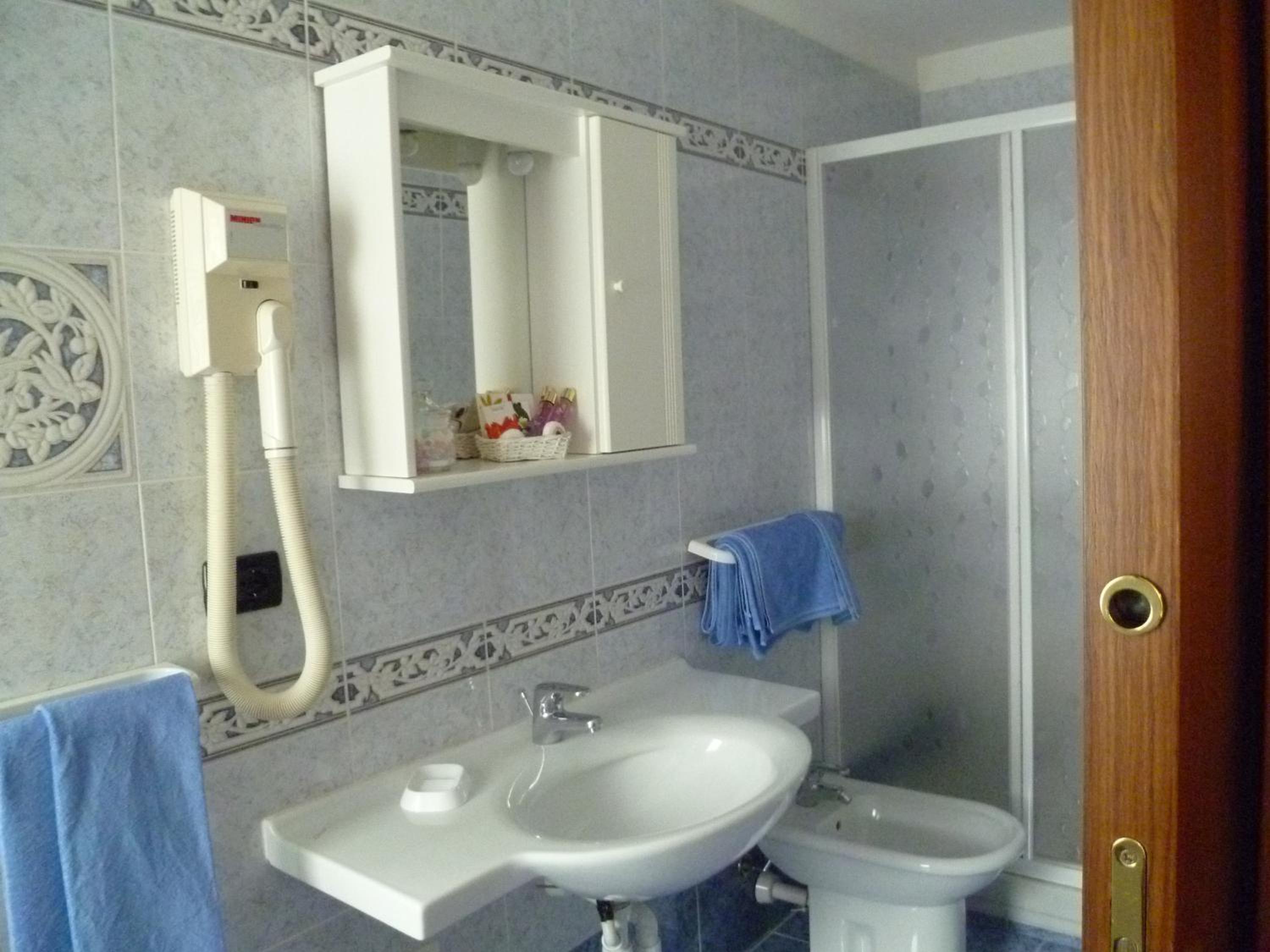 Quadruple Room - Photo 15
