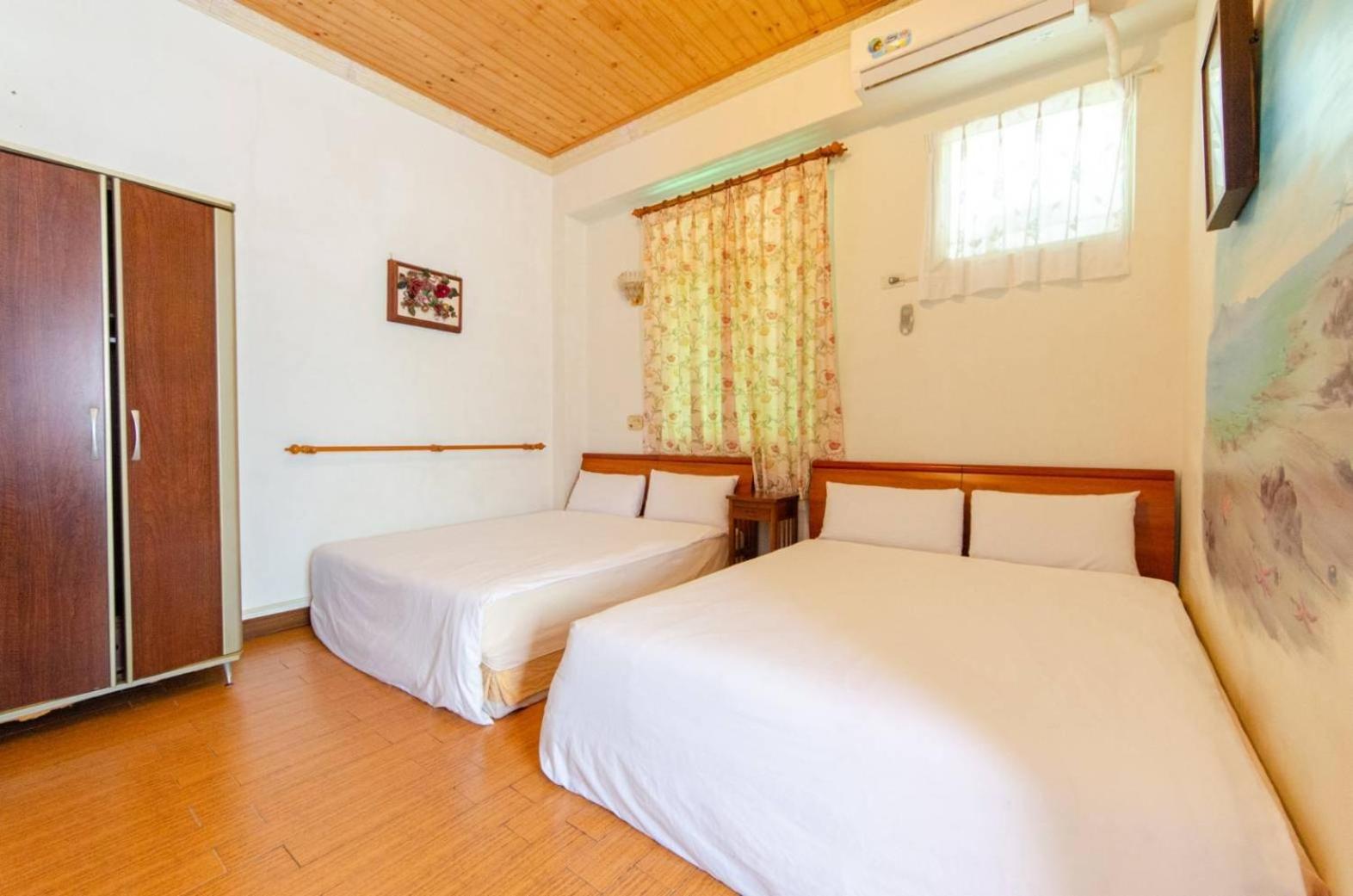 Quadruple Room with Private Bathroom photo 3
