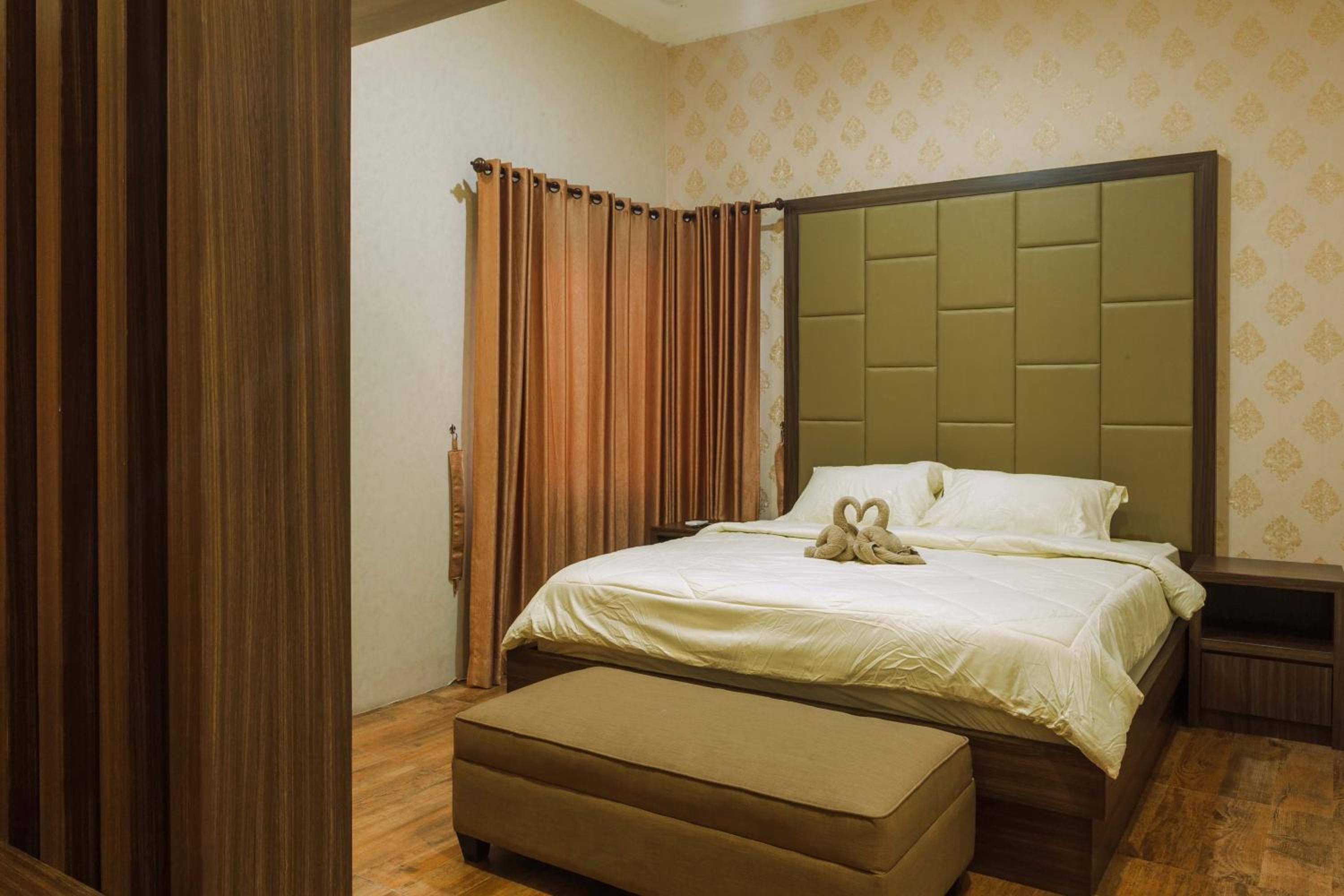 Deluxe Double Room with One Double Bed and 2 Adults Occupancy (Non Smoking) photo 1