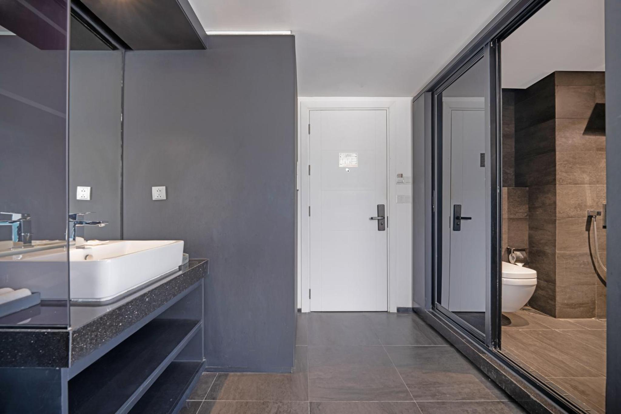 Deluxe Double Room with City View - Photo 7