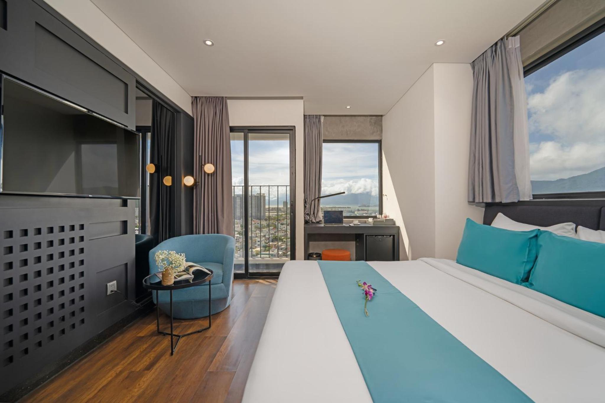 Deluxe Double Room with City View - Photo 3