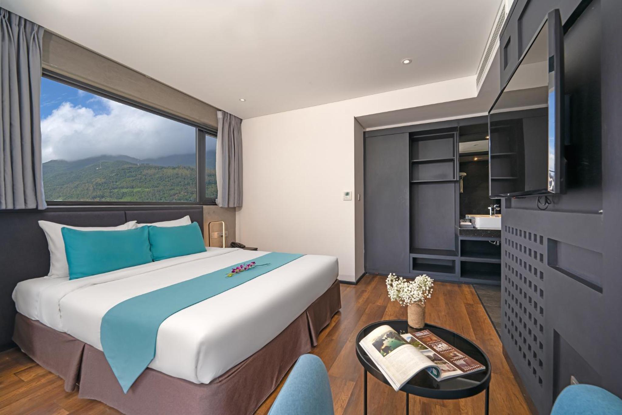 Deluxe Double Room with City View - Photo 4