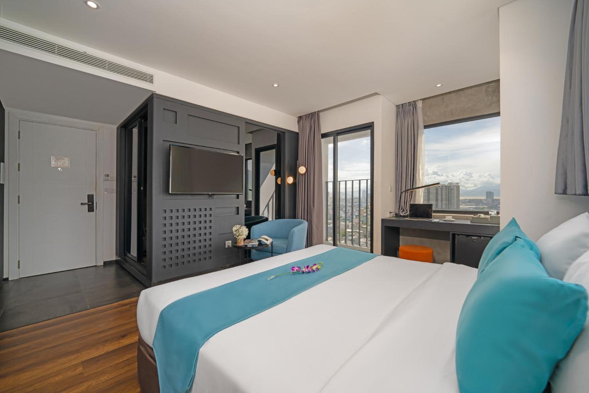 Deluxe Double Room with City View - Photo 6
