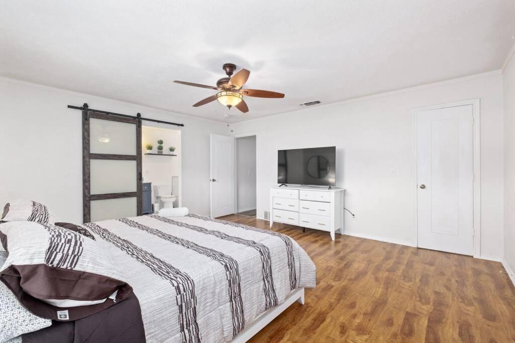 Five-Bedroom House photo 1