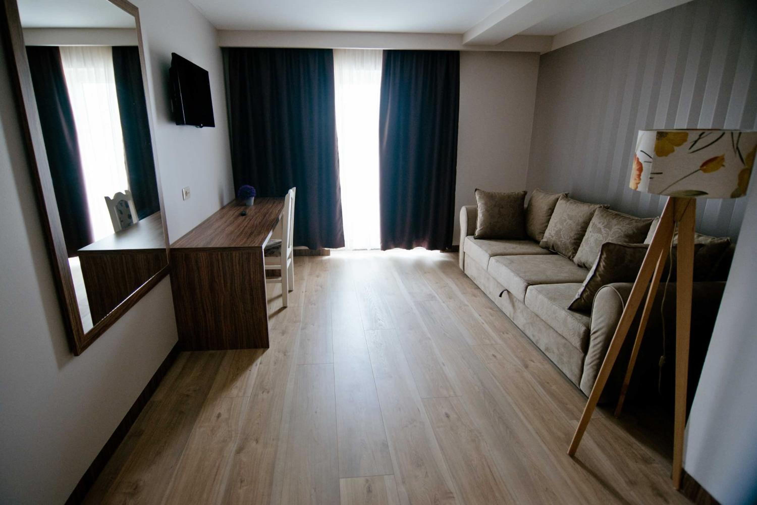 Deluxe Double Room with Balcony photo 3