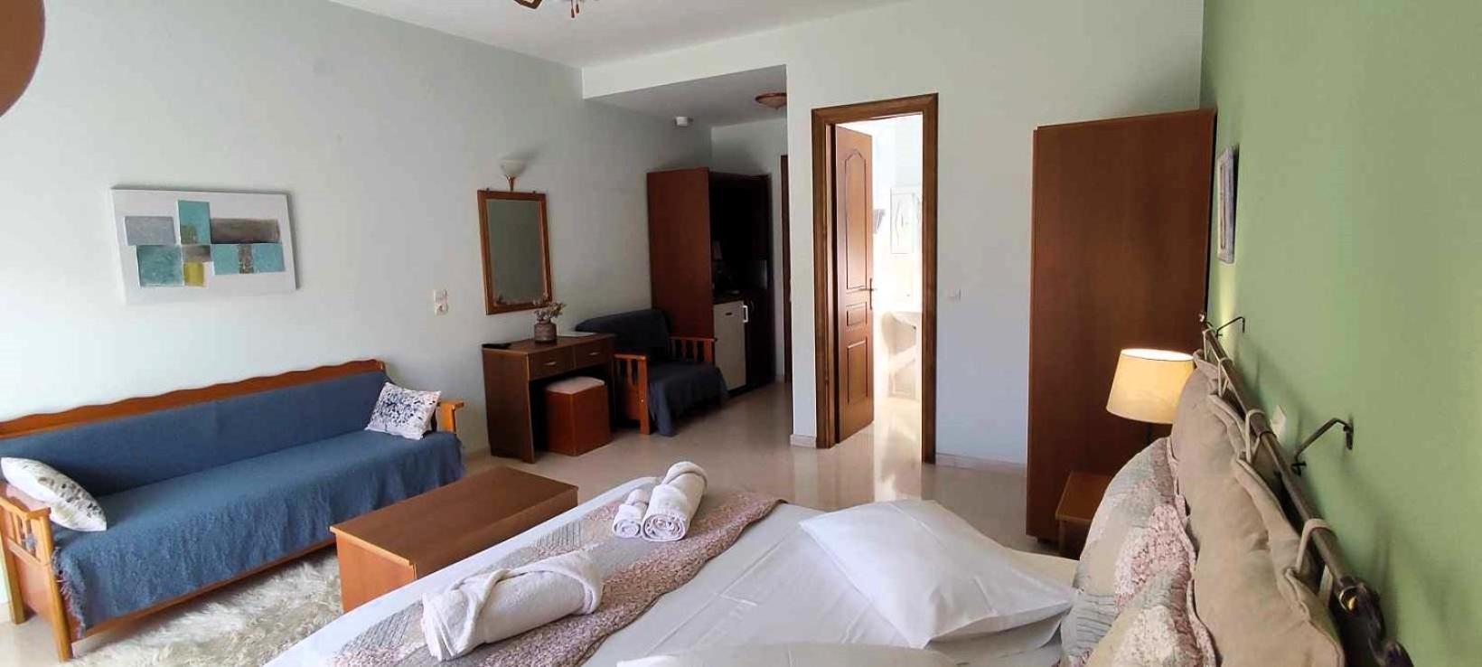 Deluxe Double Room - Photo 9