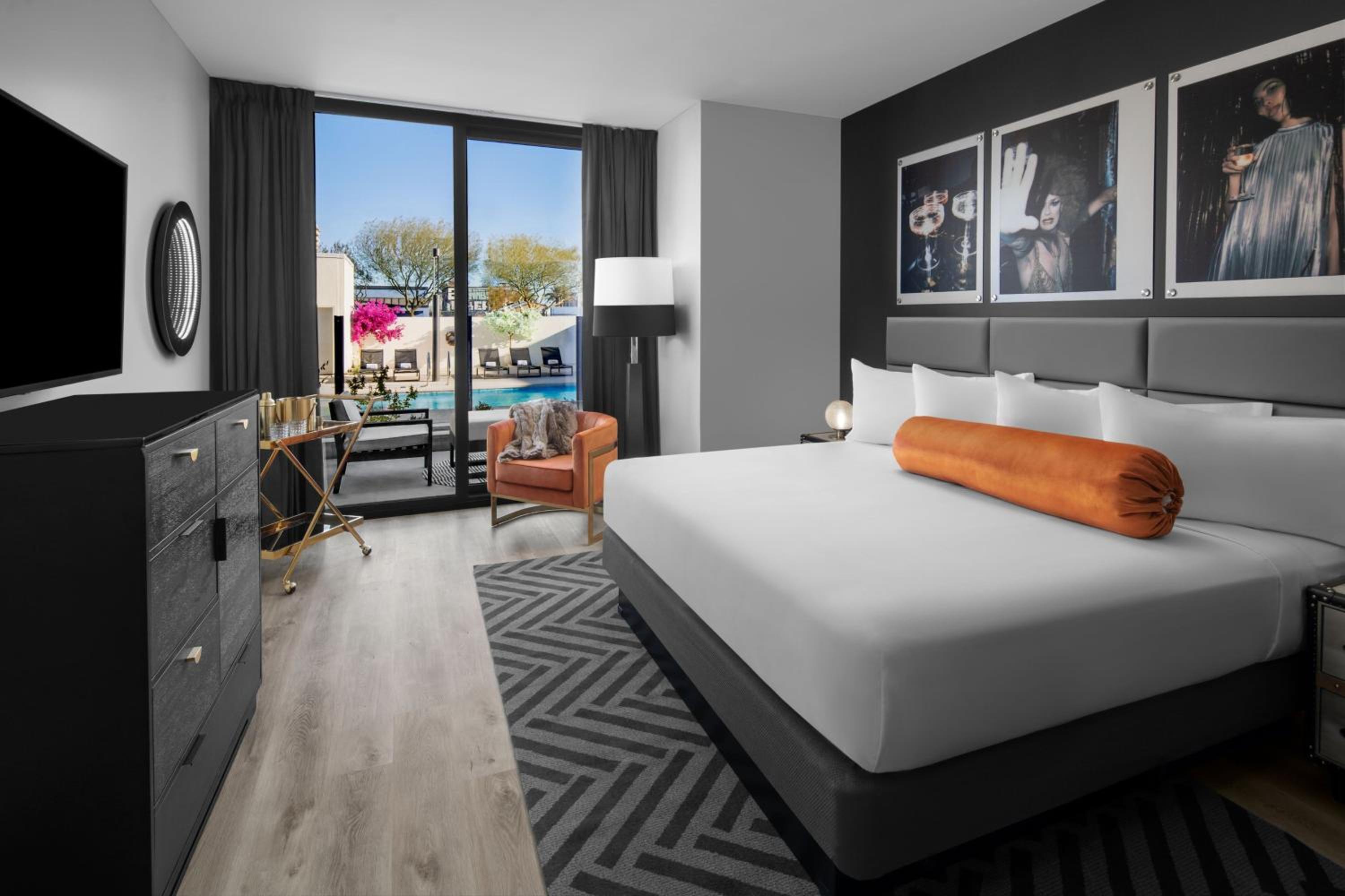 King Room with Patio and Poolside View - Photo 4
