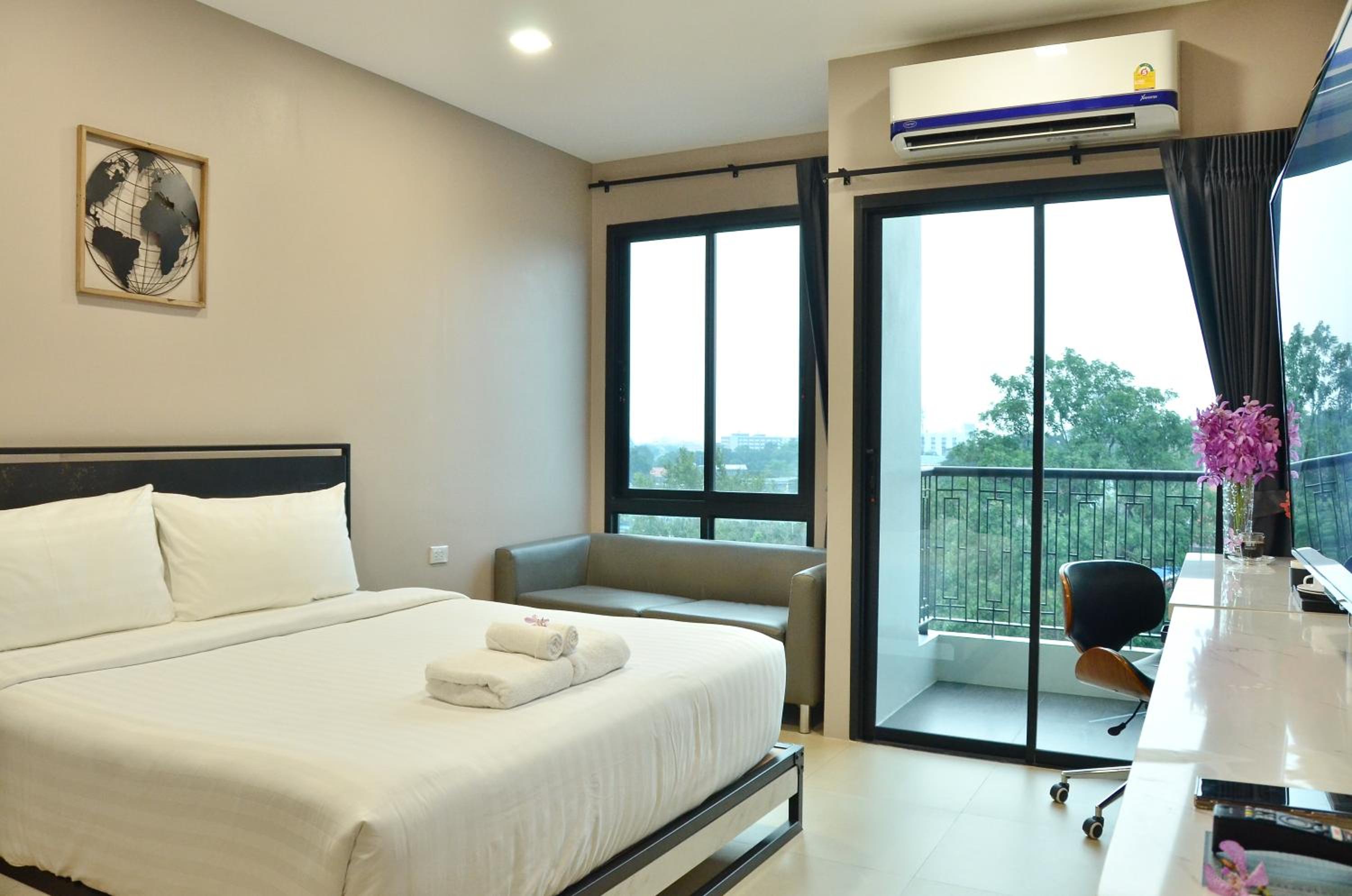 Superior King Room with City View photo 1