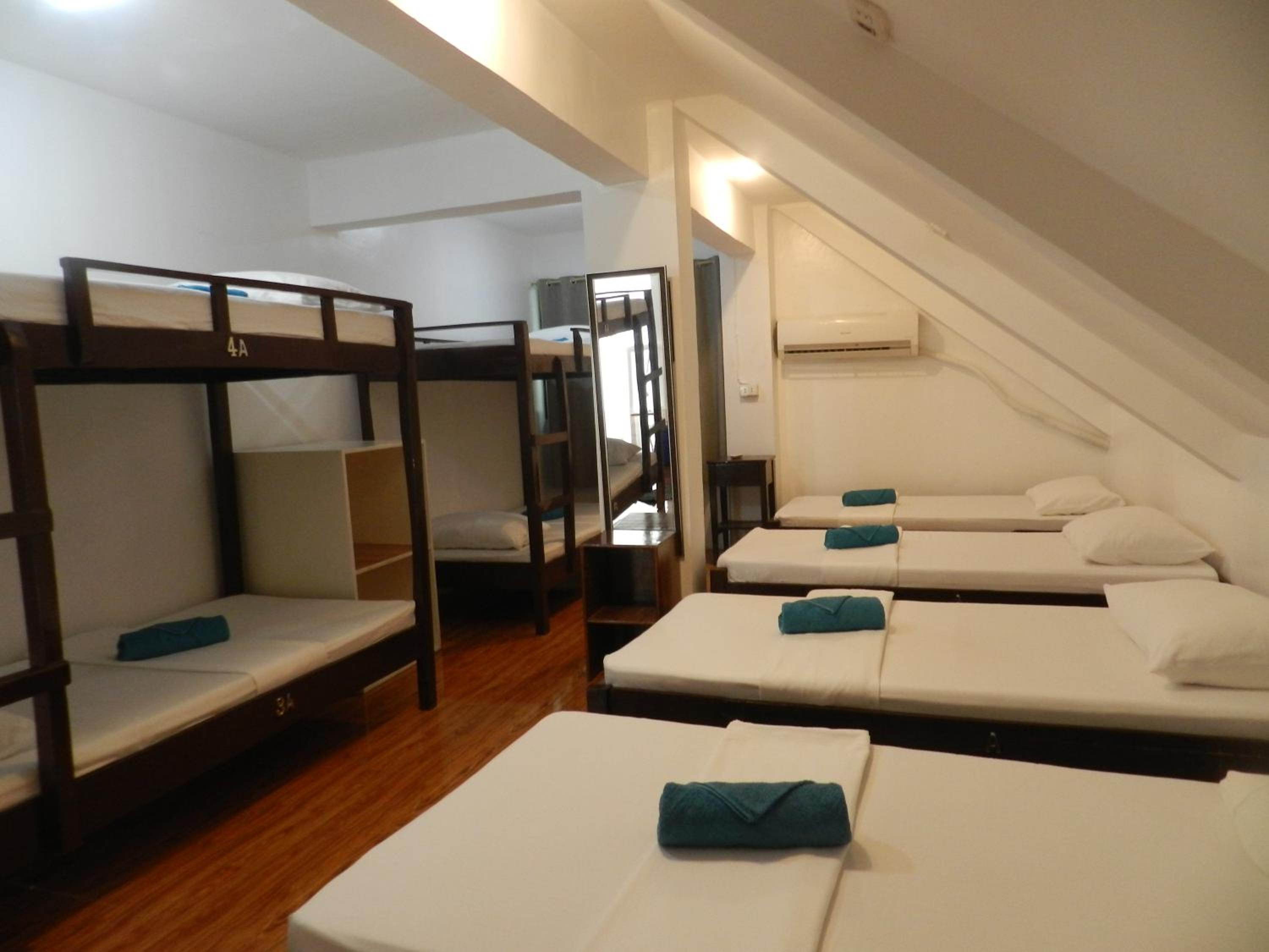 8-Bed Mixed Dormitory Room photo 2