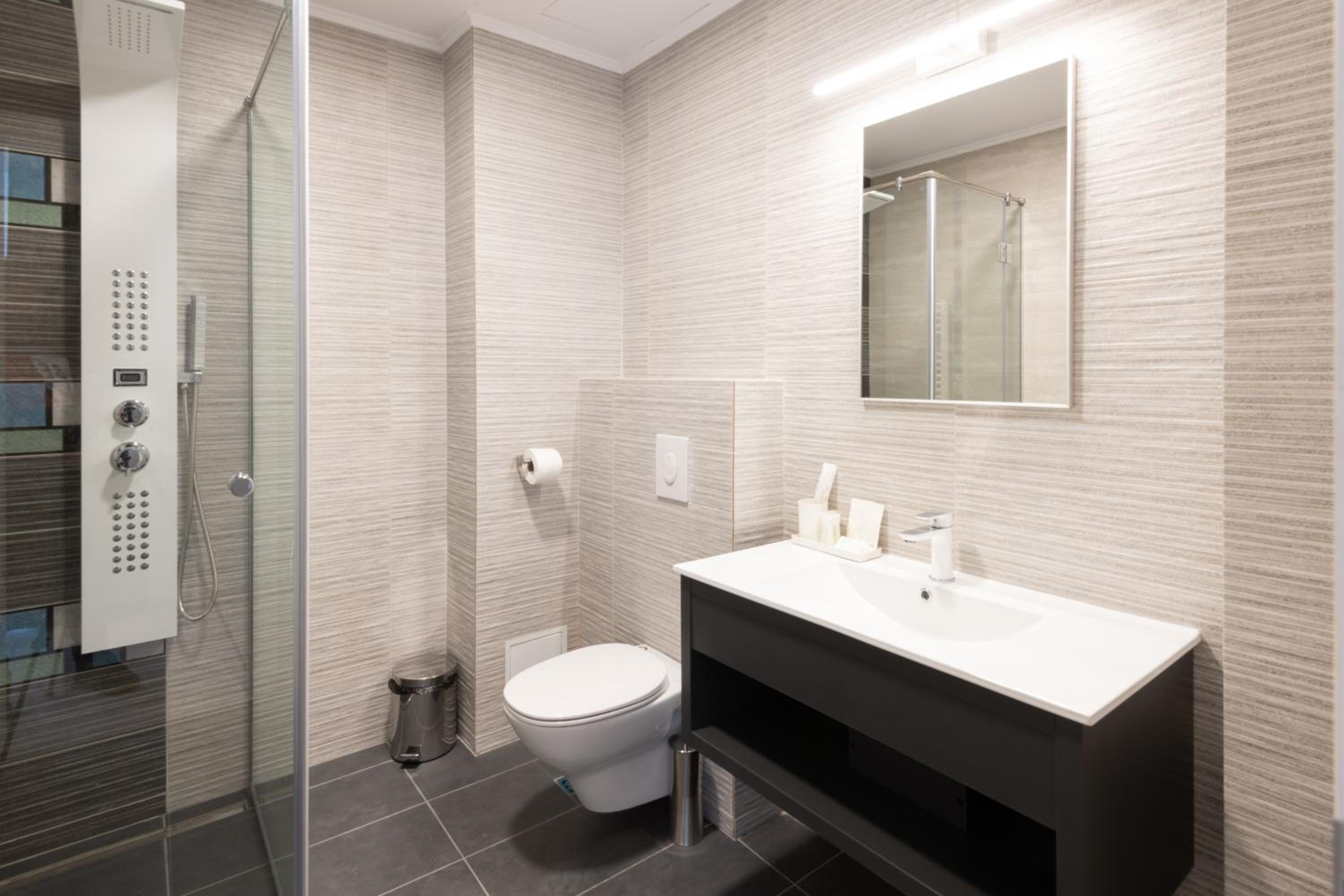 Deluxe Double Room with Shower and Balcony - Photo 6