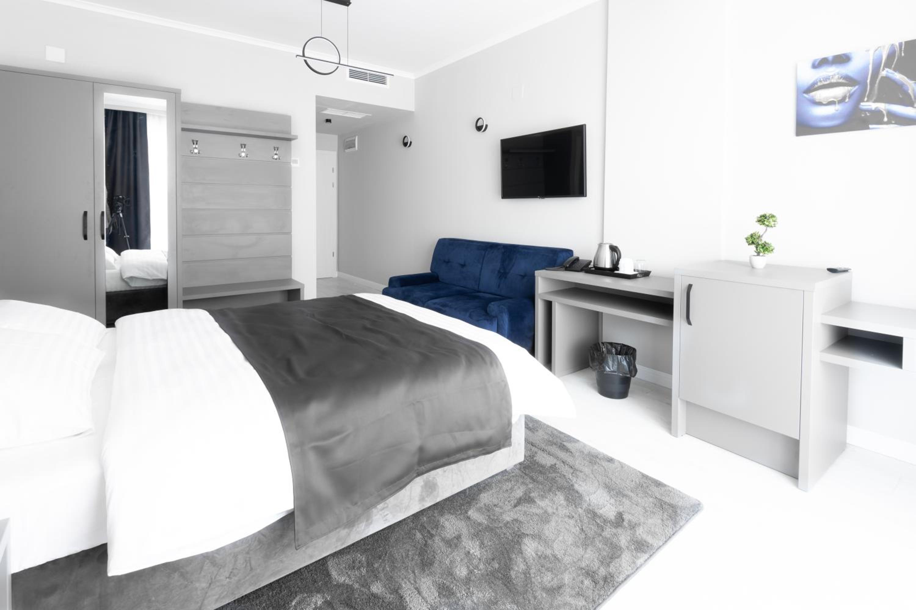 Double Room with Shower and Balcony - Photo 2