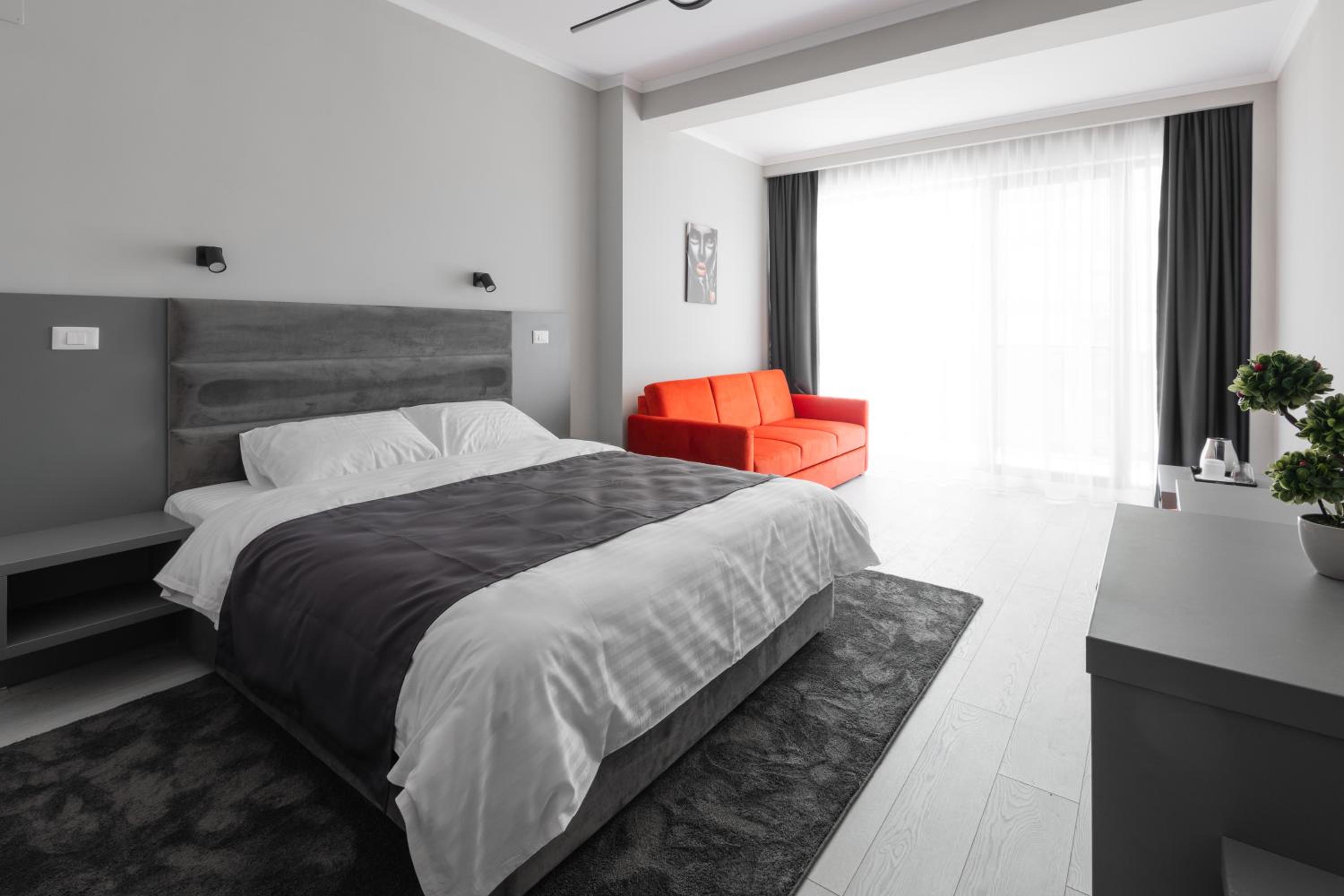 Double Room with Shower and Balcony - Photo 3