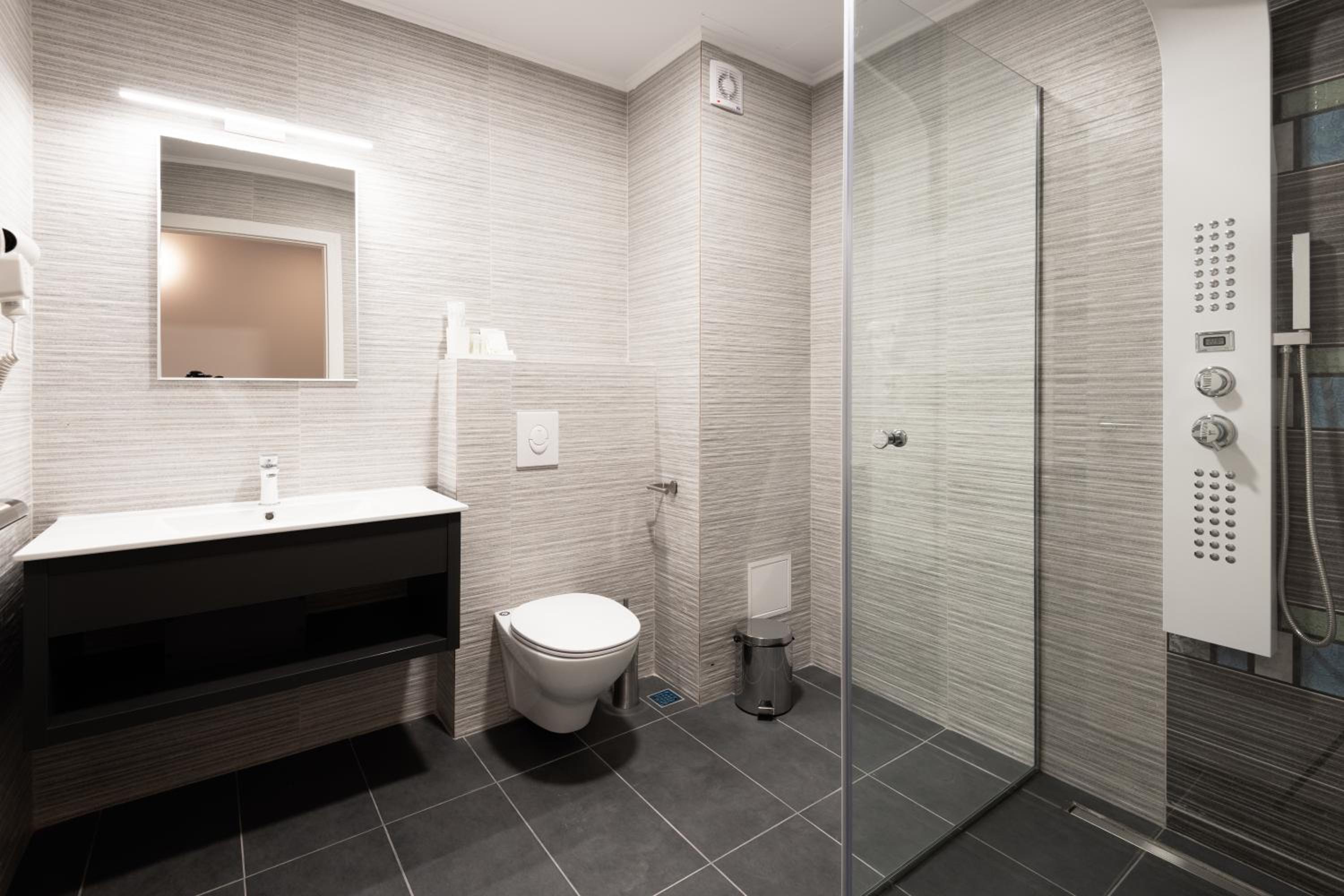 Double Room with Shower and Balcony - Photo 9