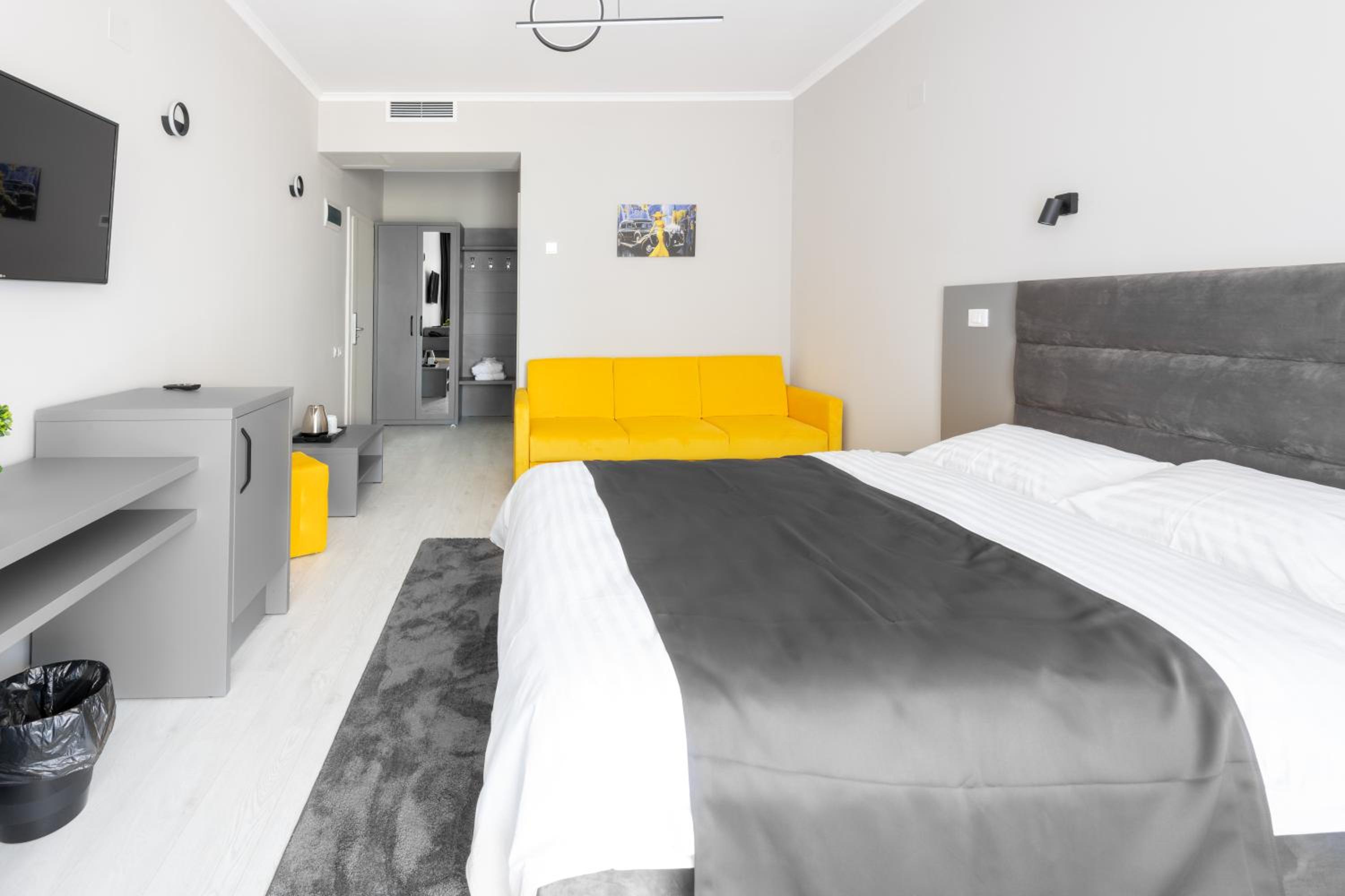 Double Room with Shower and Balcony - Photo 10