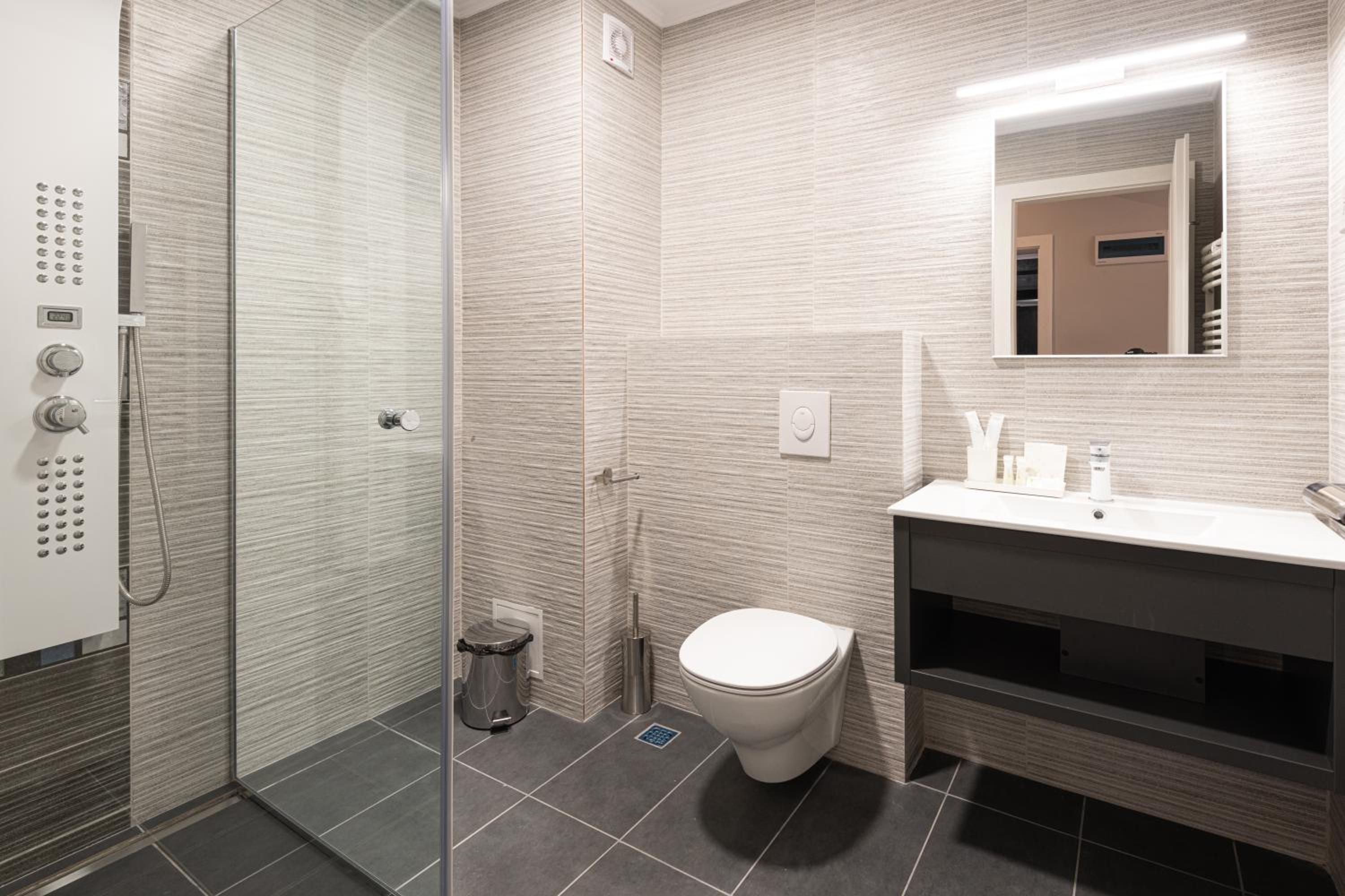 Double Room with Shower and Balcony - Photo 11