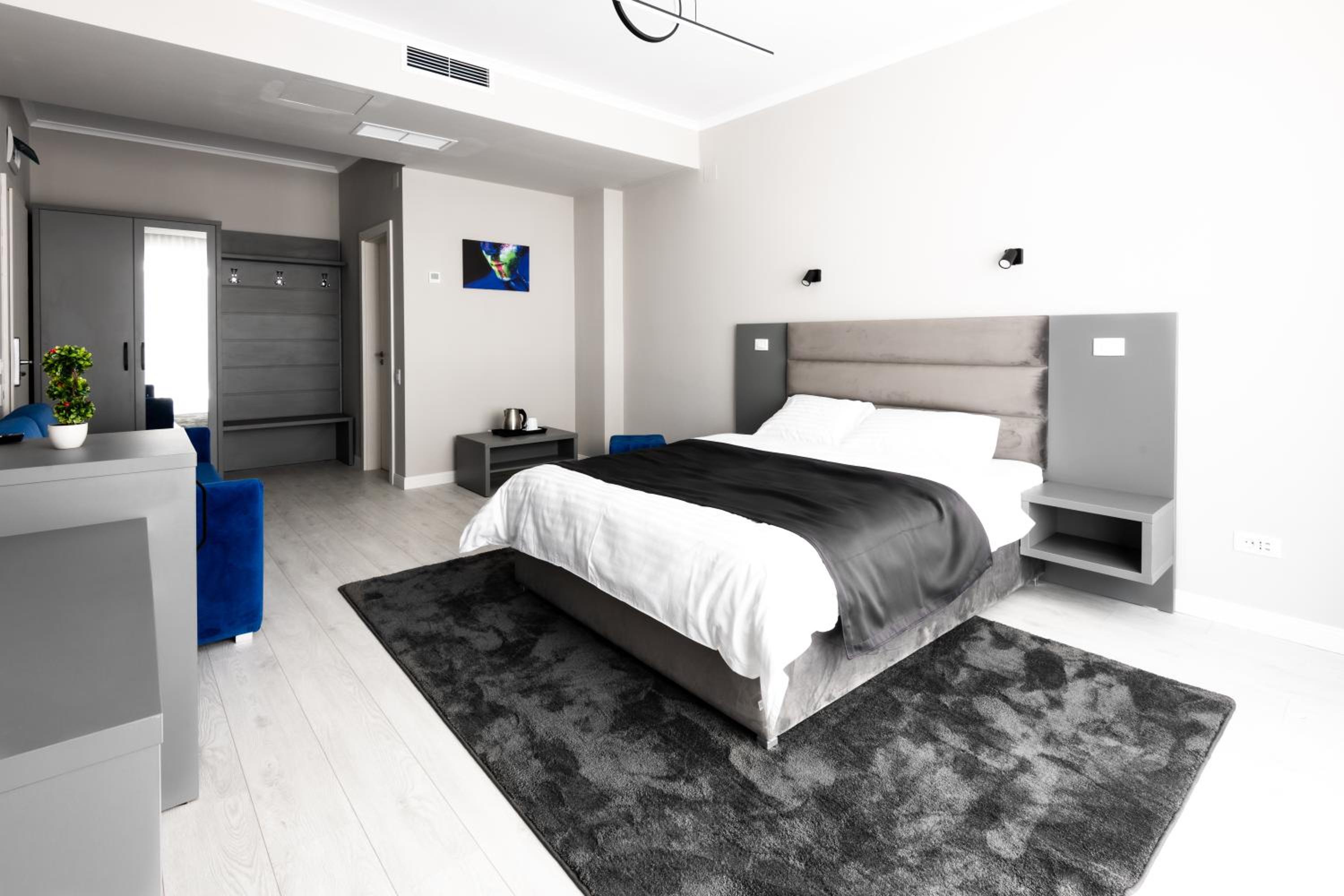 Double Room with Shower and Balcony - Photo 5