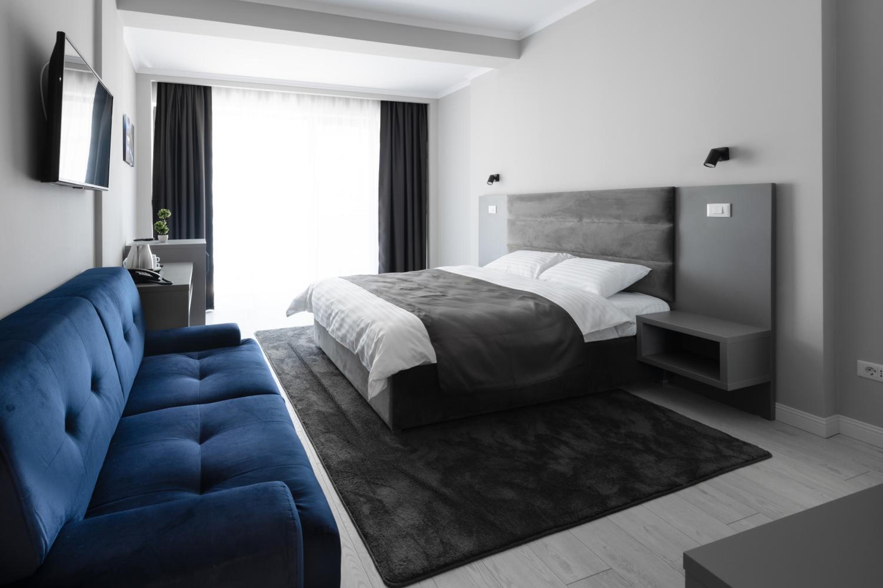 Double Room with Shower and Balcony - Photo 6