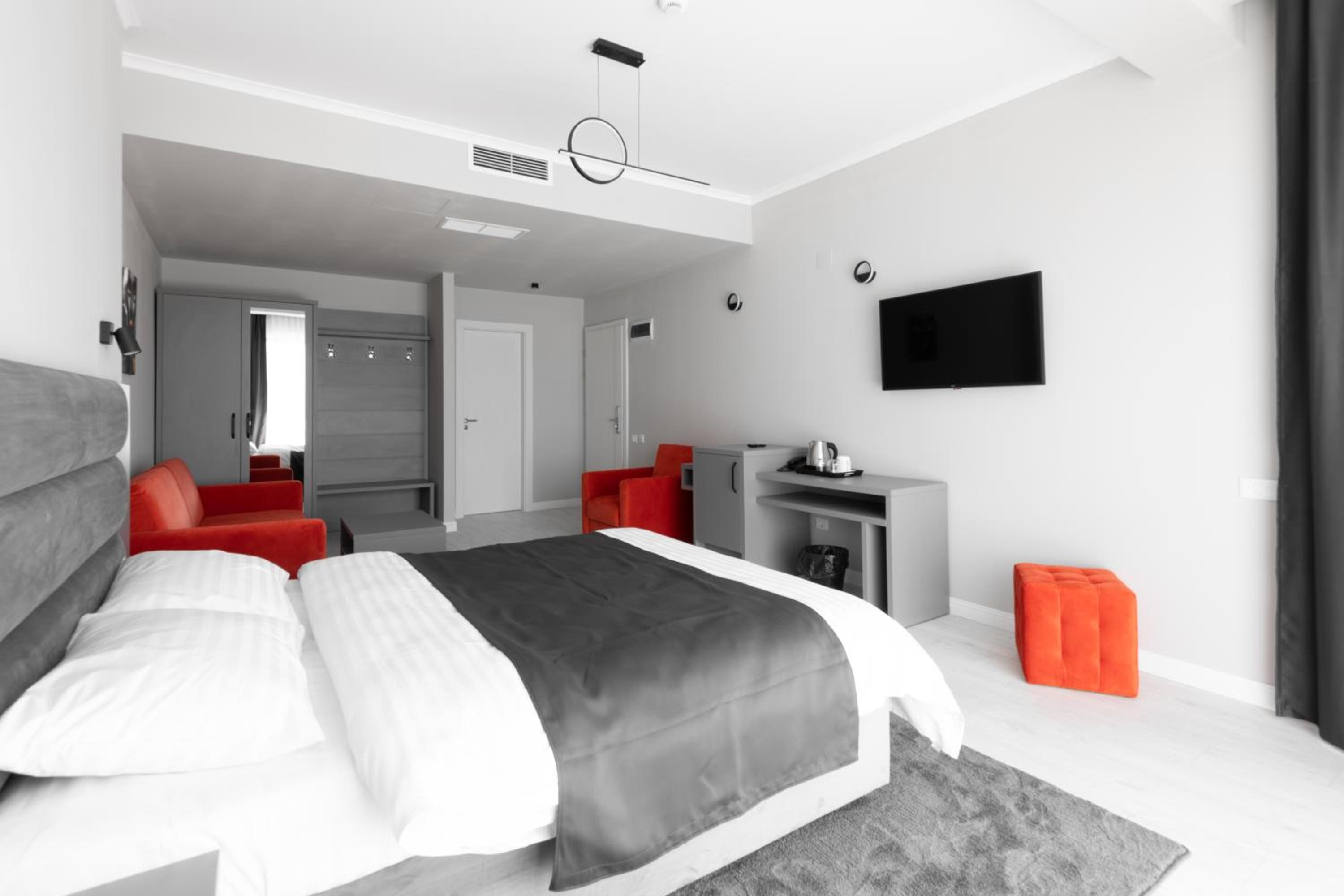 Deluxe Double Room with Bathtub and Balcony - Photo 3