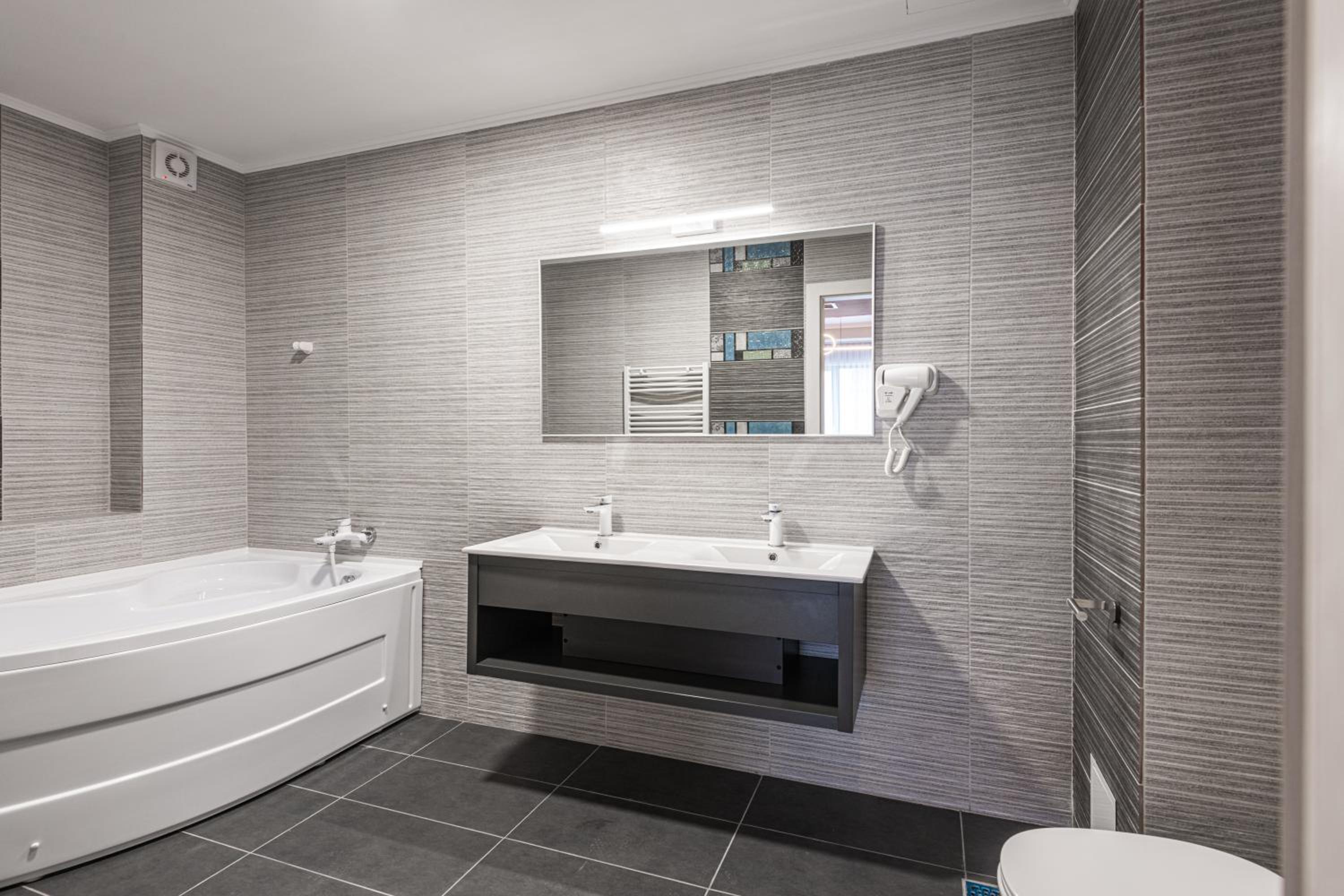 Deluxe Double Room with Bathtub and Balcony - Photo 4