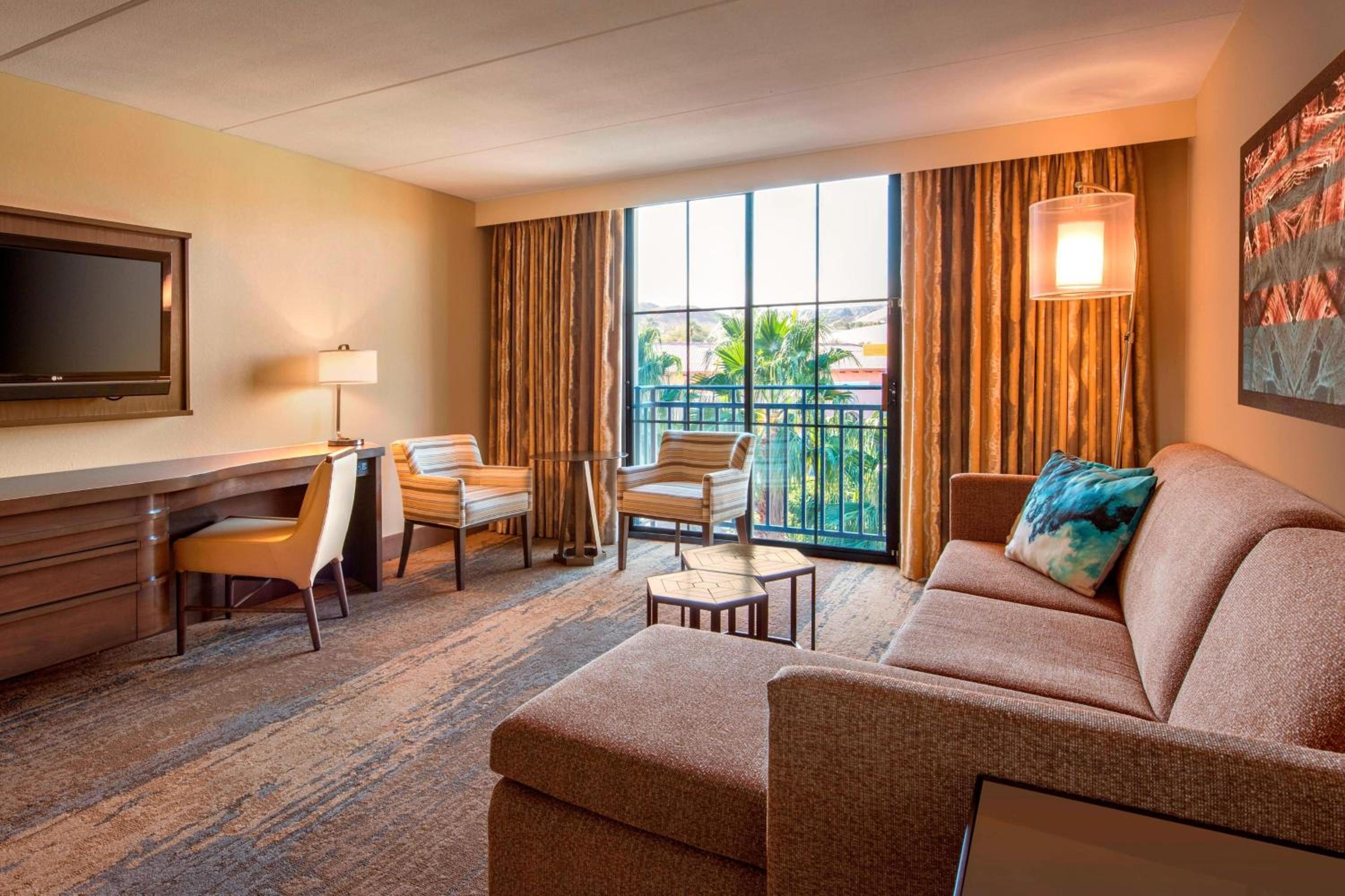 1 Bedroom Suite, 1 King, Sofa bed photo 1