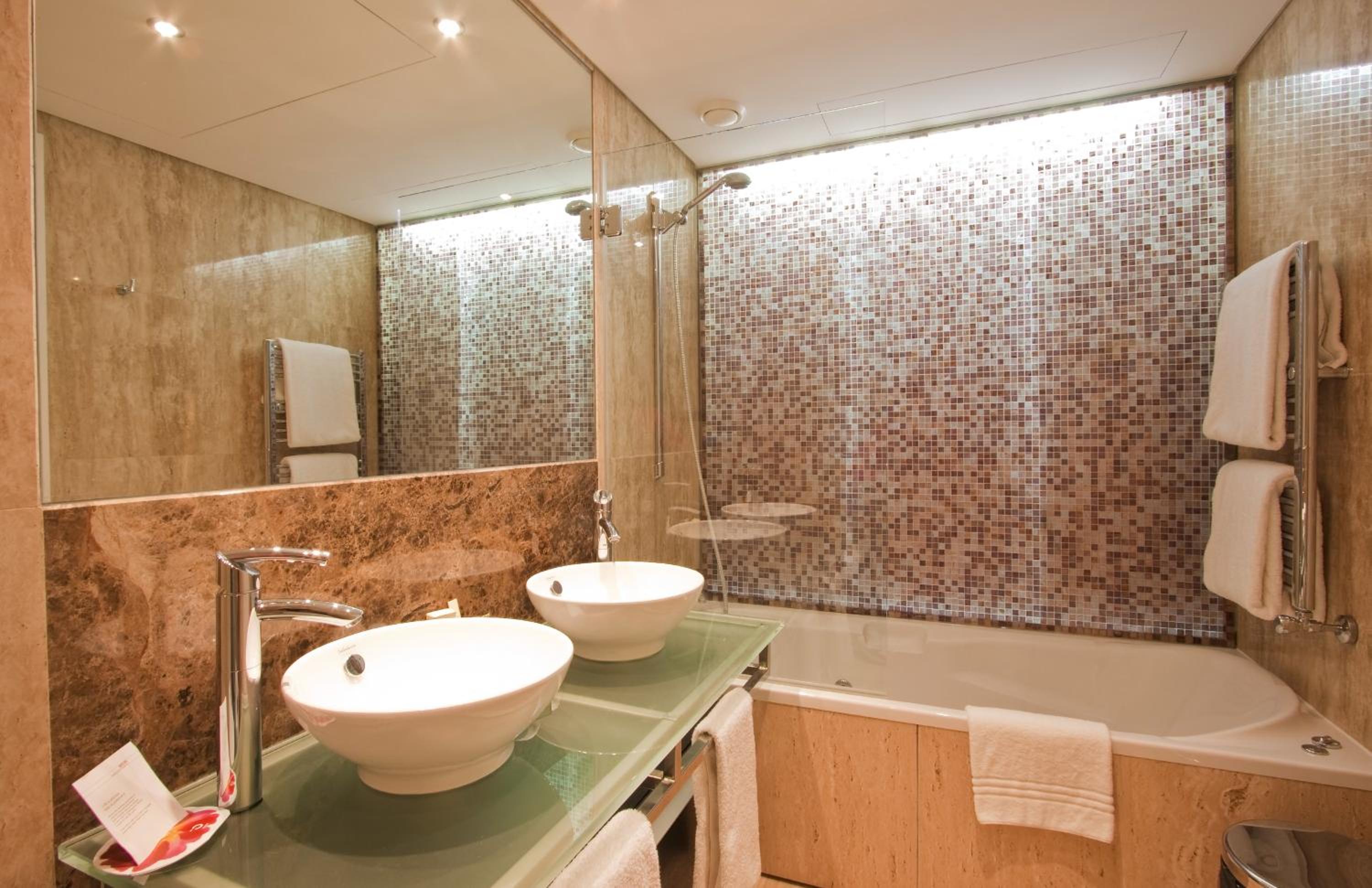 Luxury One-Bedroom Suite - Photo 8