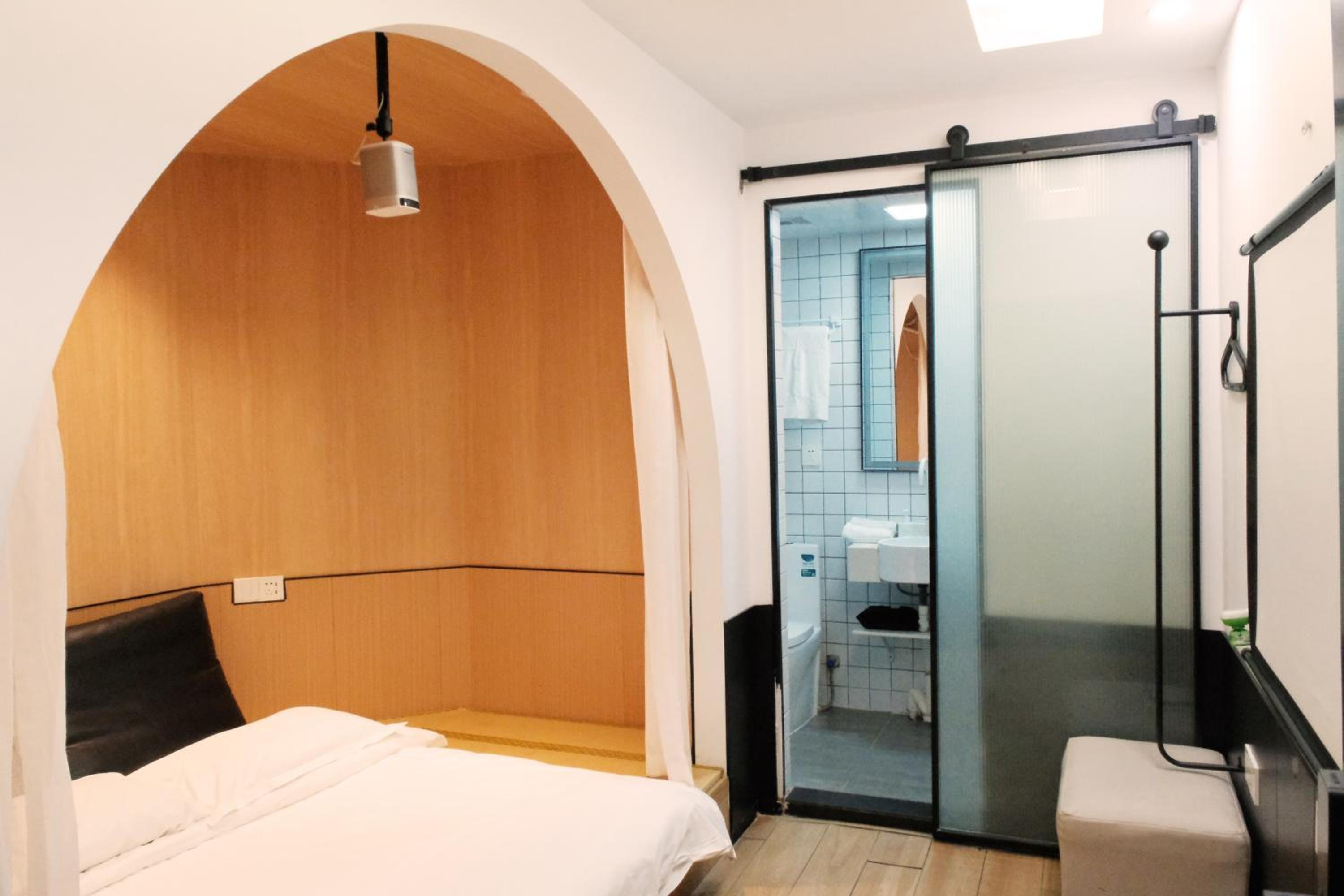 Comfortable Tatami Room With Projector- No Window