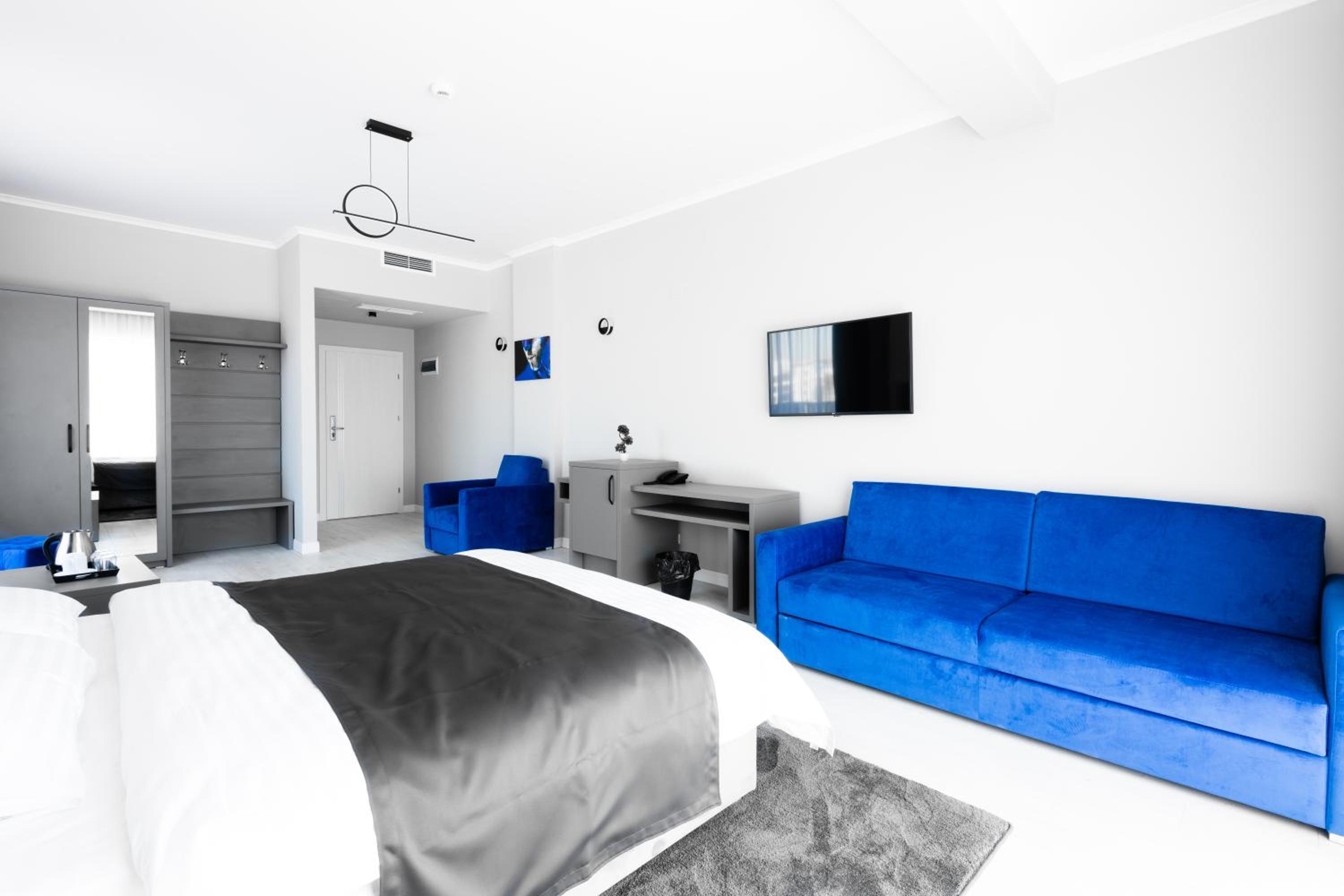 Deluxe Double Room with Shower and Balcony - Photo 2