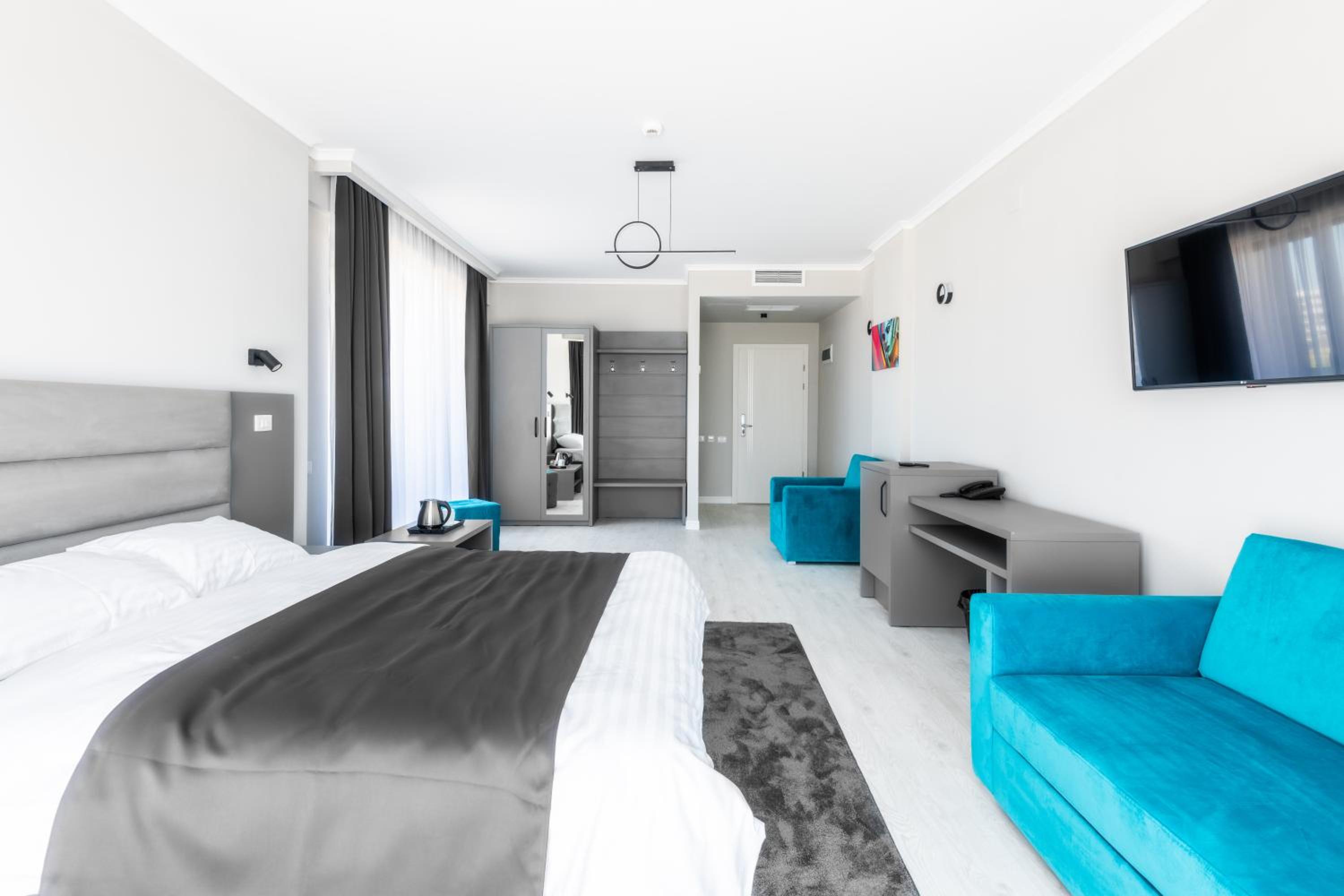Deluxe Double Room with Shower and Balcony - Photo 1