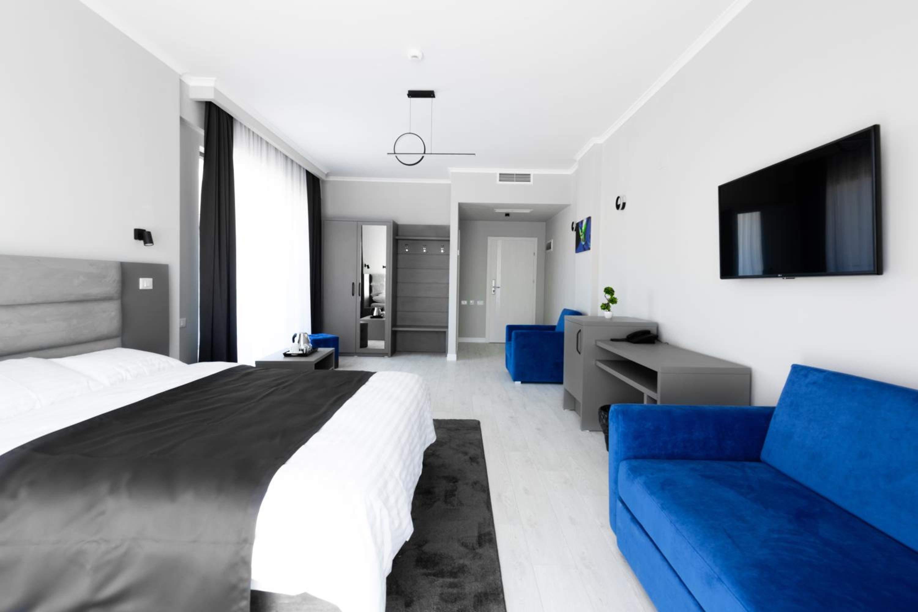 Deluxe Double Room with Shower and Balcony - Photo 4