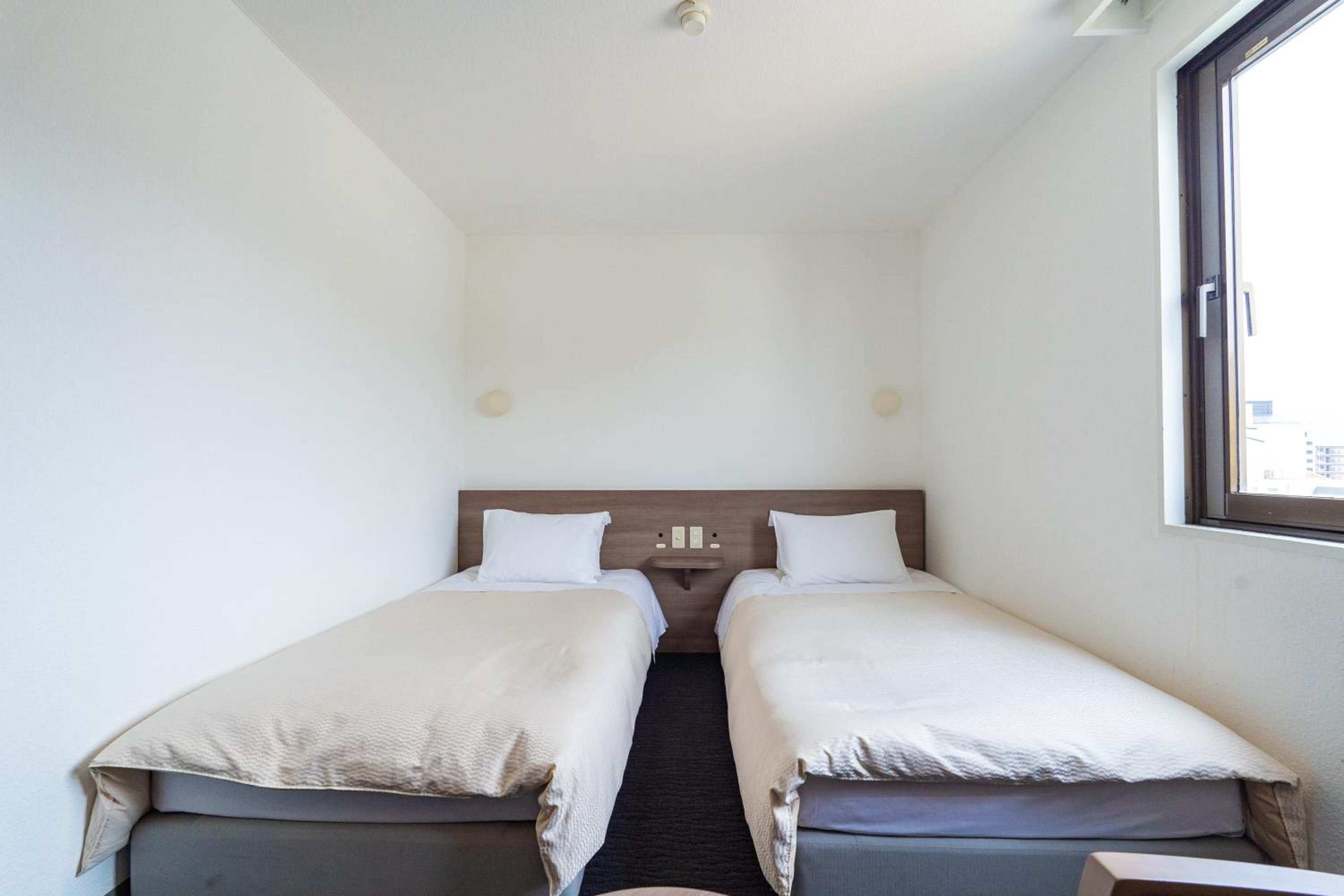 Standard Twin Room - Photo 3