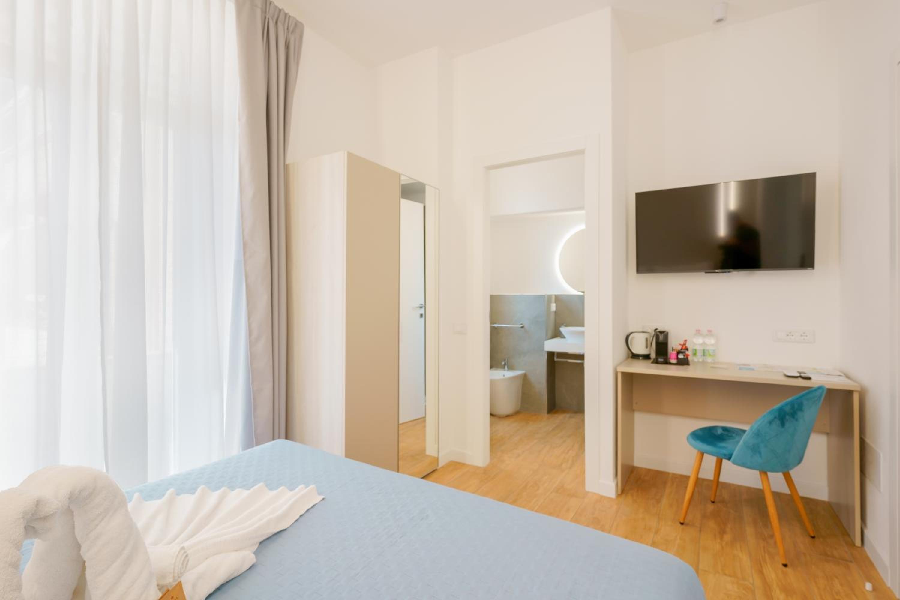 Deluxe King Room - Photo 19