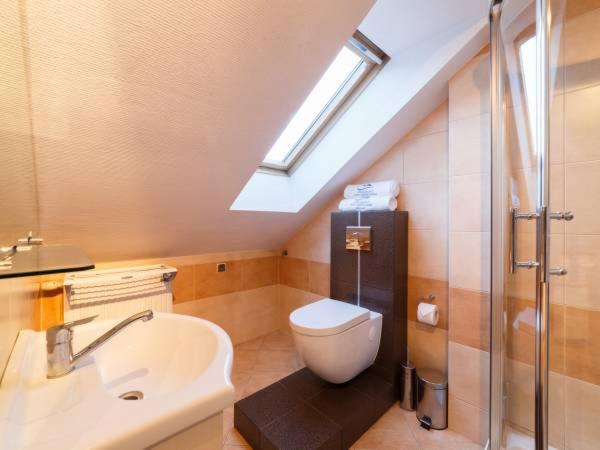 Apartment with Mountain View - Photo 4
