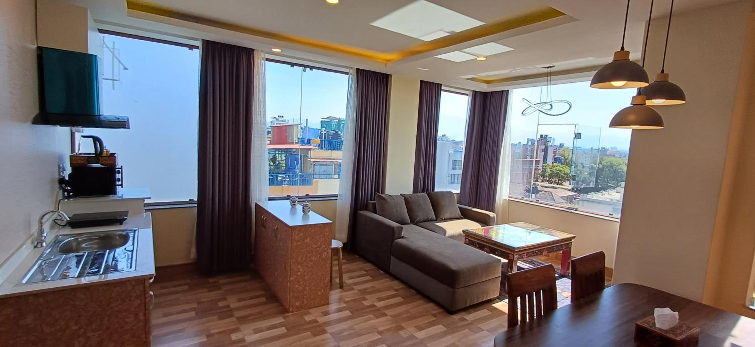 Deluxe Queen Suite