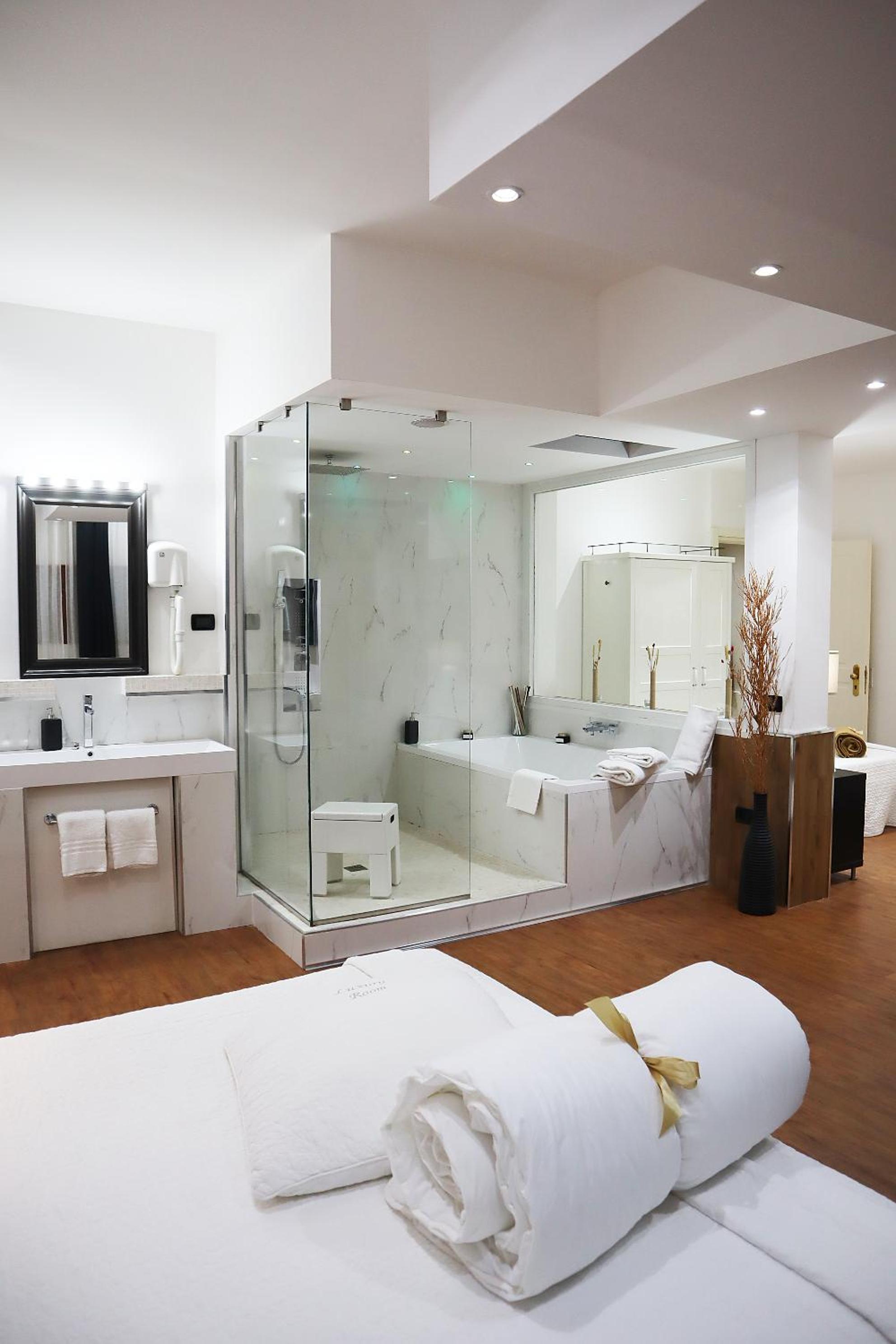 Superior Suite - Photo 22