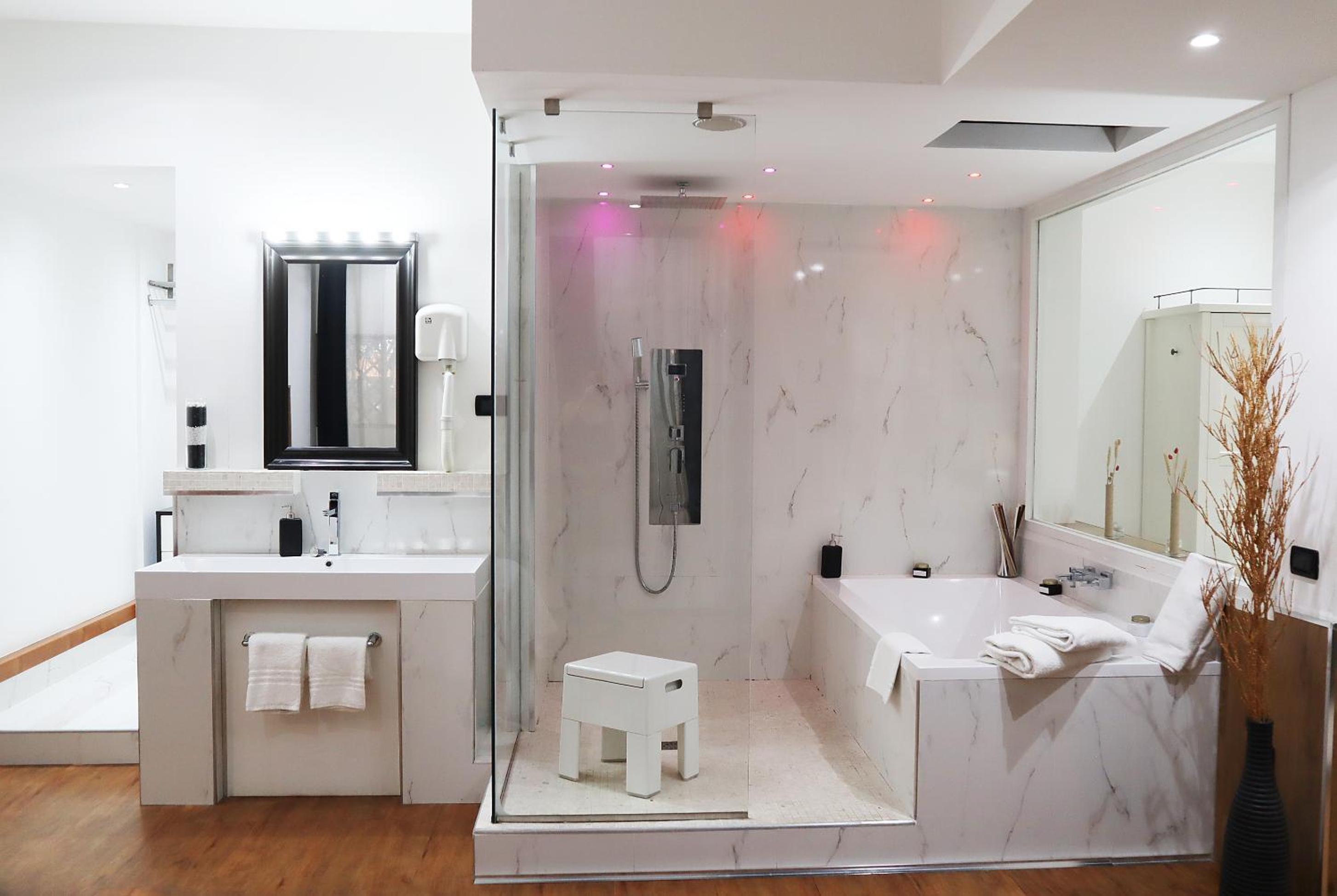 Superior Suite - Photo 21